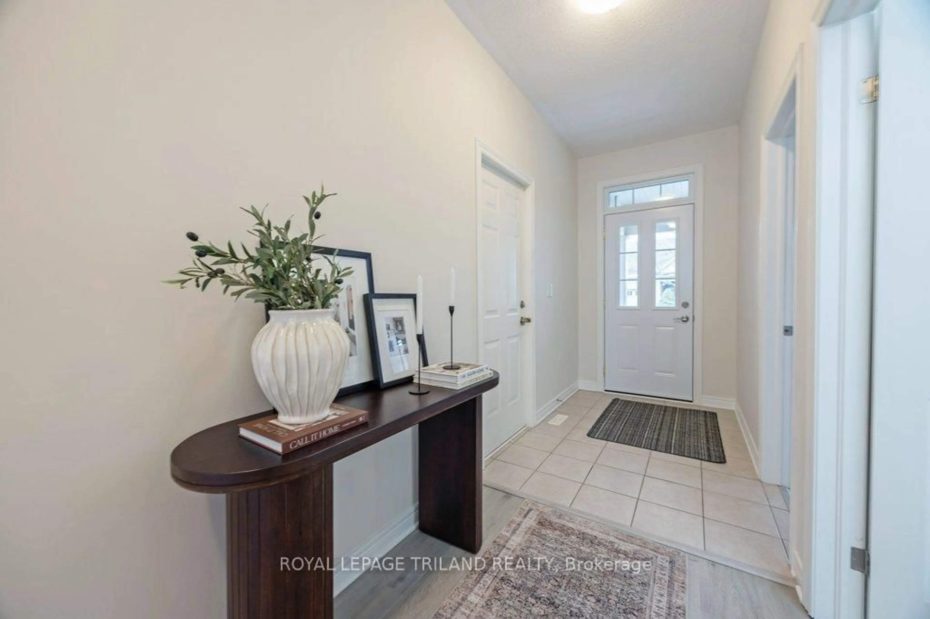 Indoor entryway for 2025 Meadowgate Blvd #112, London South Ontario N6M 1K9