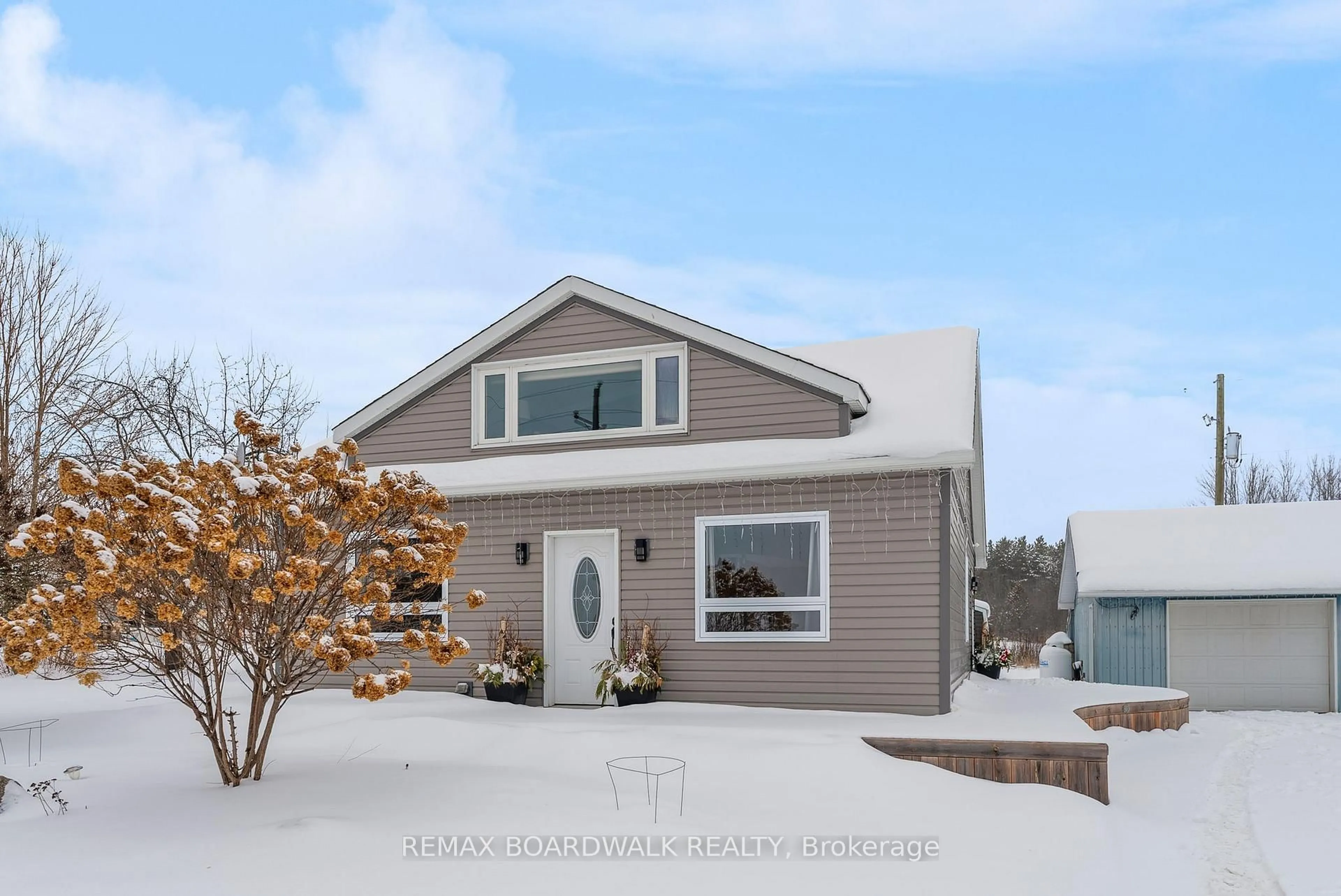 Home with vinyl exterior material, mountain view for 3410 County 21 Rd, Edwardsburgh/Cardinal Ontario K0E 1X0