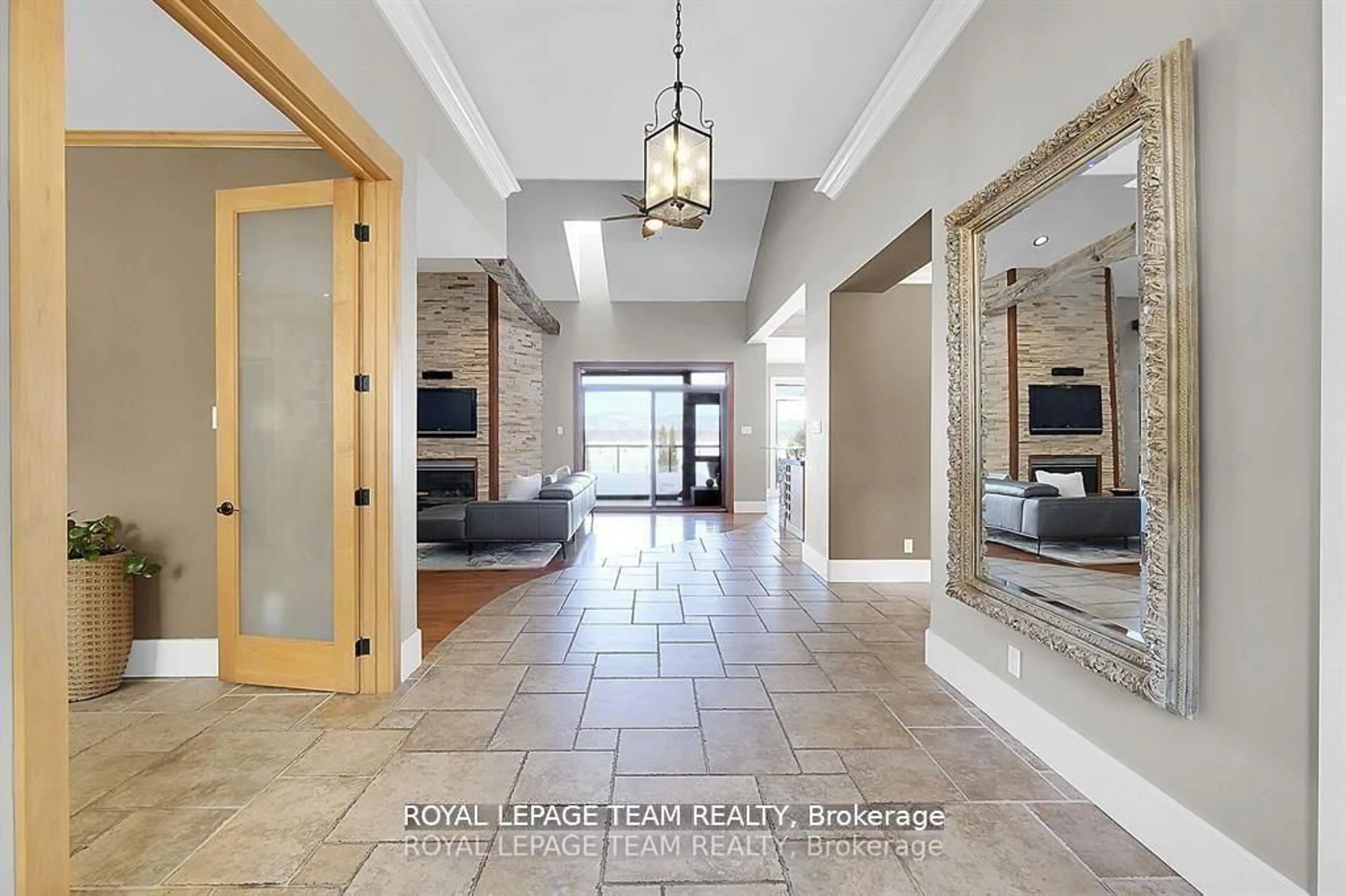 Indoor foyer for 3886 Armitage Ave, Ottawa Ontario K0A 1T0