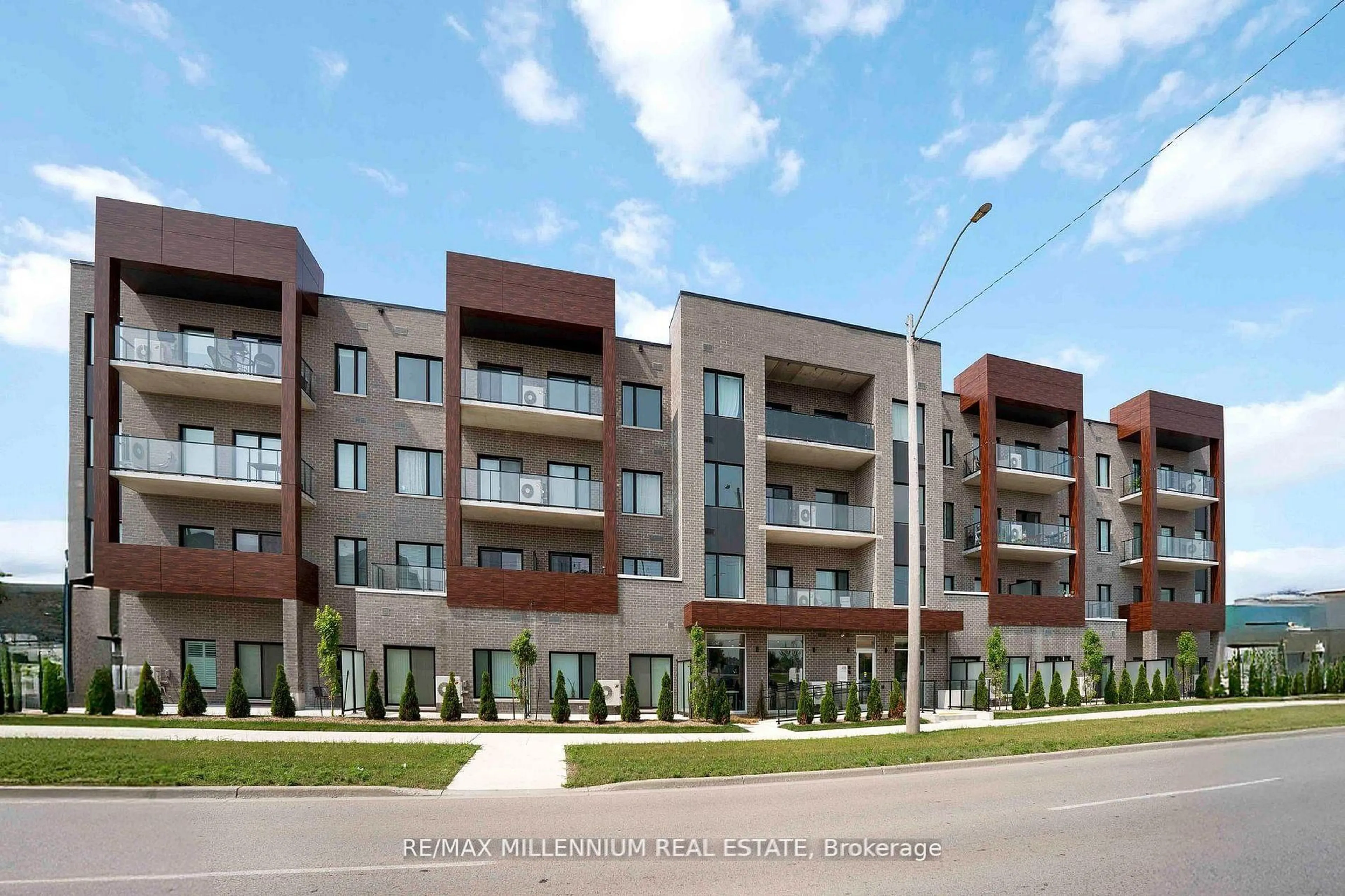 Patio, street for 408 Dundas St #306, Cambridge Ontario N1R 0E8