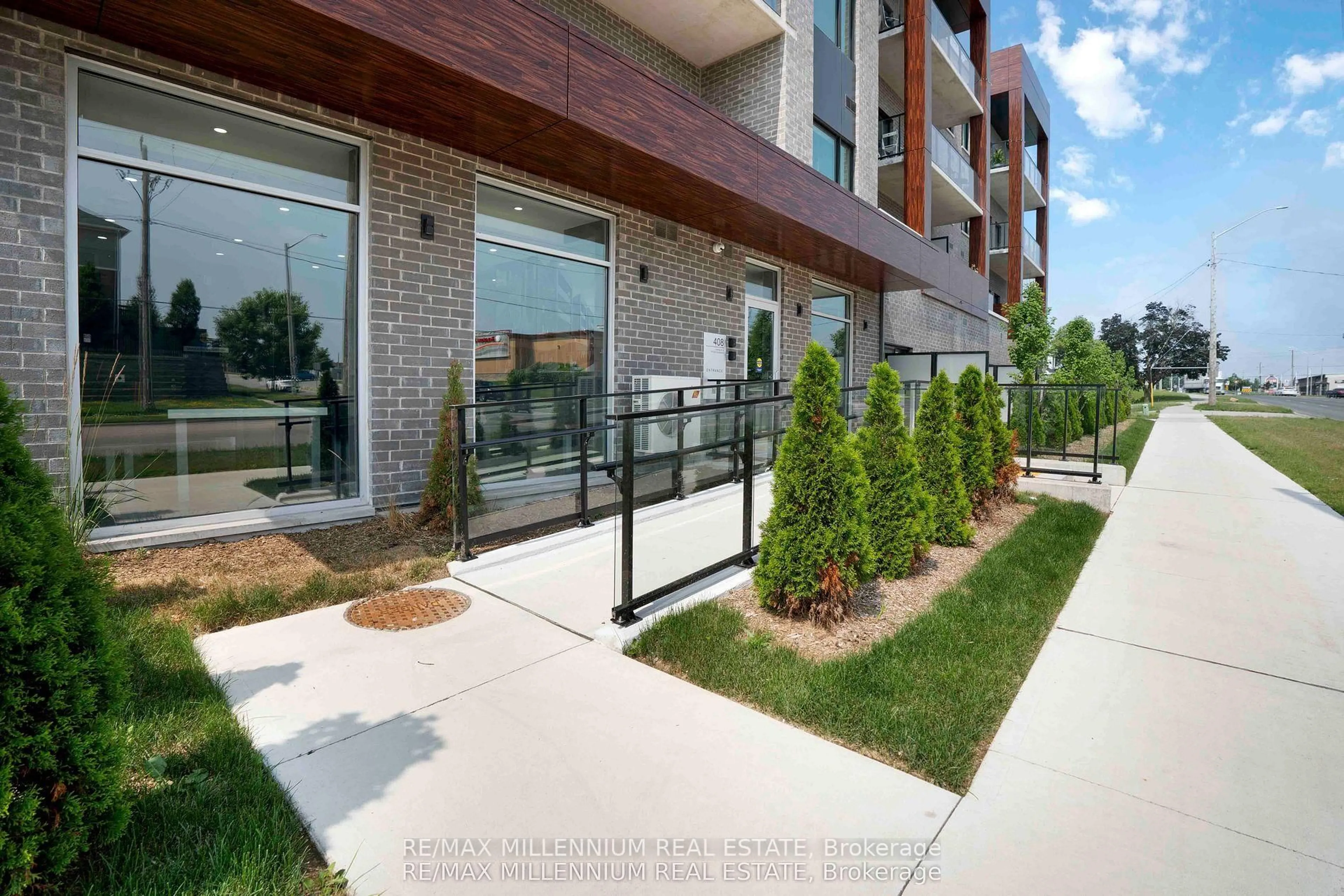 Patio, street for 408 Dundas St #306, Cambridge Ontario N1R 0E8