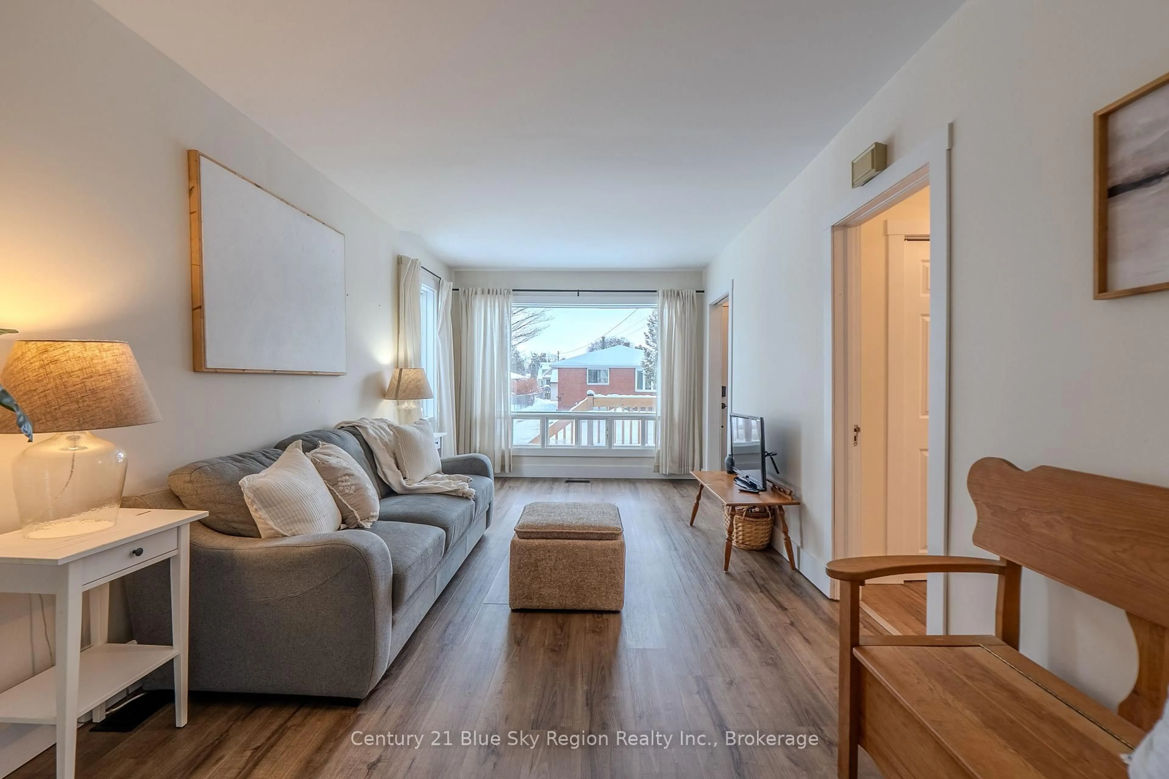 Living room with furniture, wood/laminate floor for 140 Greenwood Ave, North Bay Ontario P1B 5E9