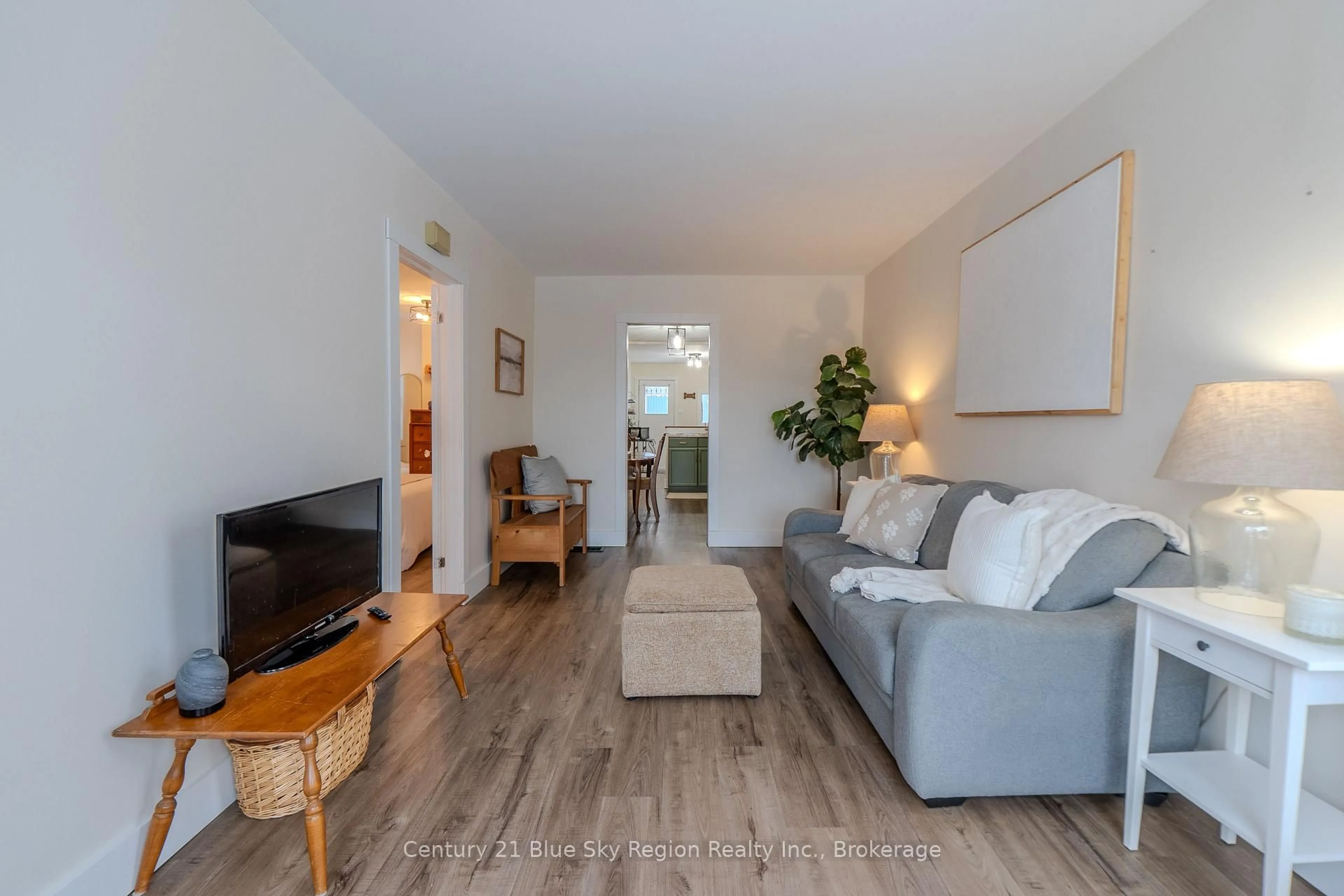 Living room with furniture, wood/laminate floor for 140 Greenwood Ave, North Bay Ontario P1B 5E9