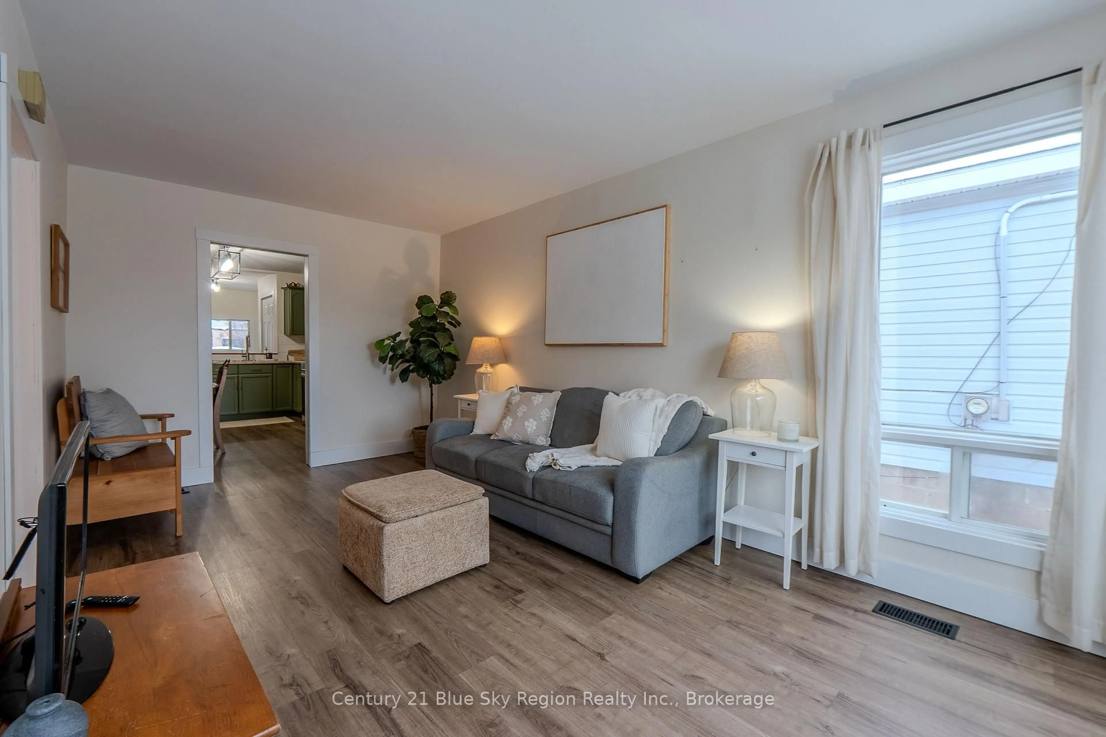 Living room with furniture, wood/laminate floor for 140 Greenwood Ave, North Bay Ontario P1B 5E9