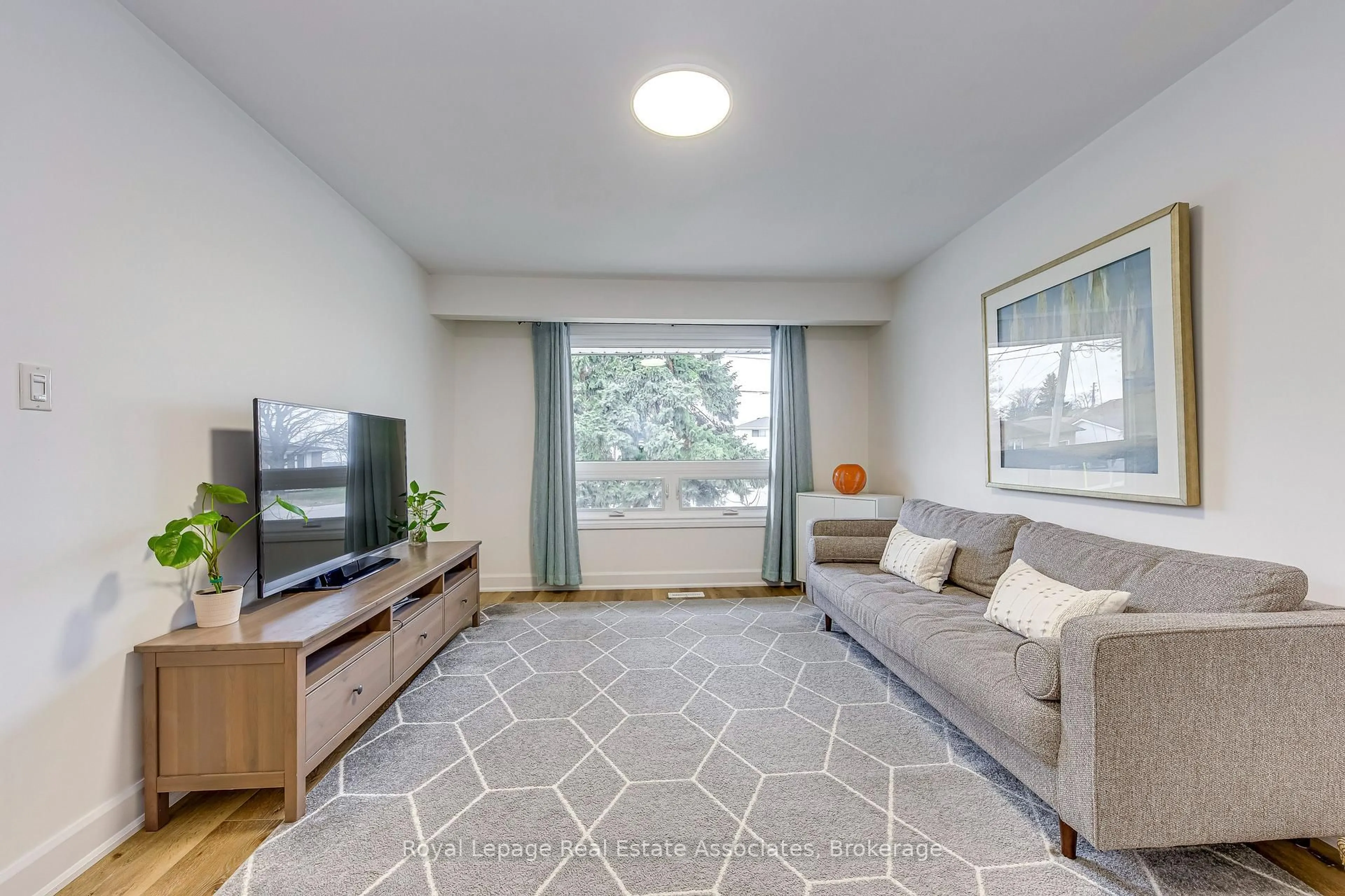 Living room with furniture, unknown for 166 Ranwood Crt, Hamilton Ontario L8W 1V4