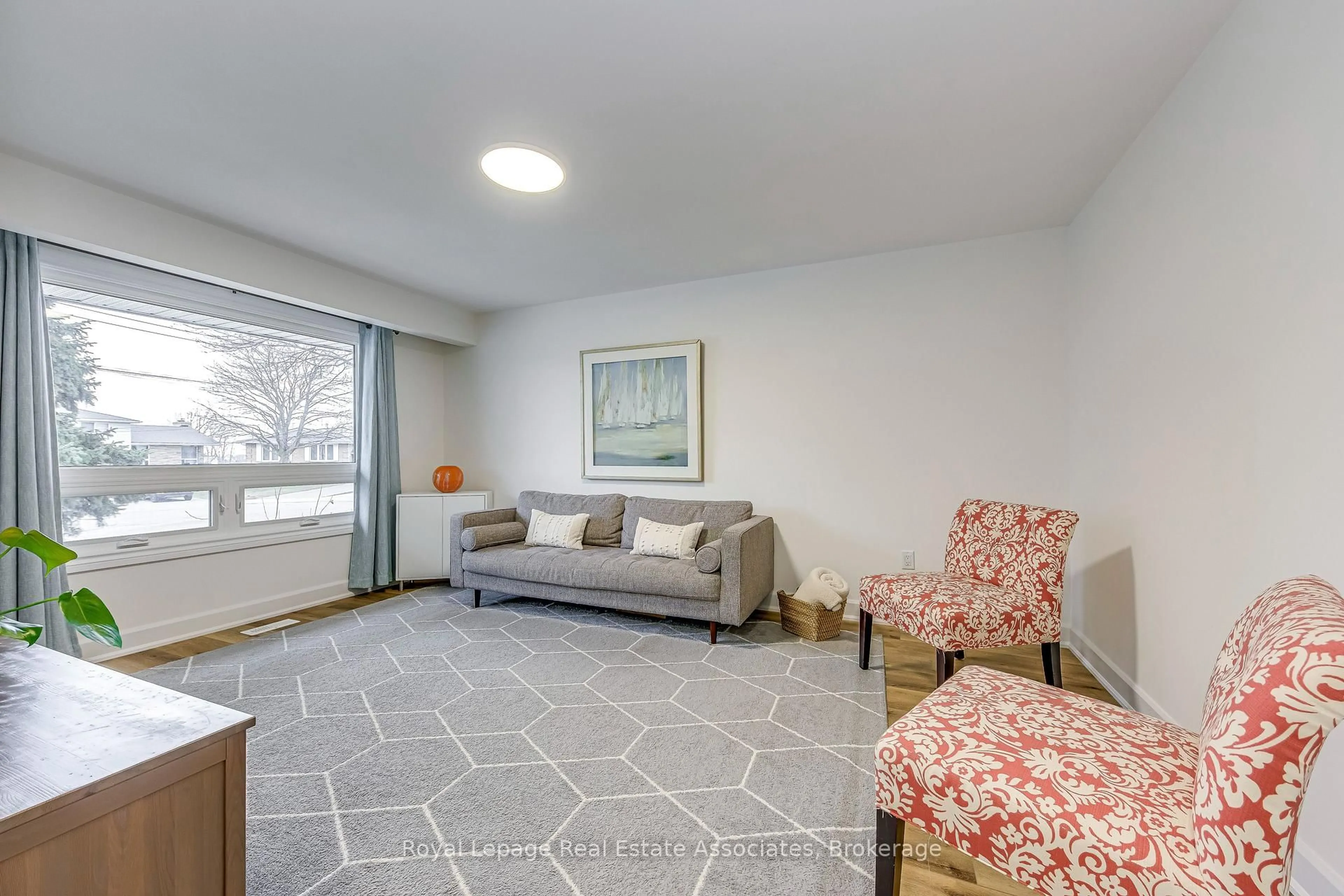 Living room with furniture, carpet floor for 166 Ranwood Crt, Hamilton Ontario L8W 1V4