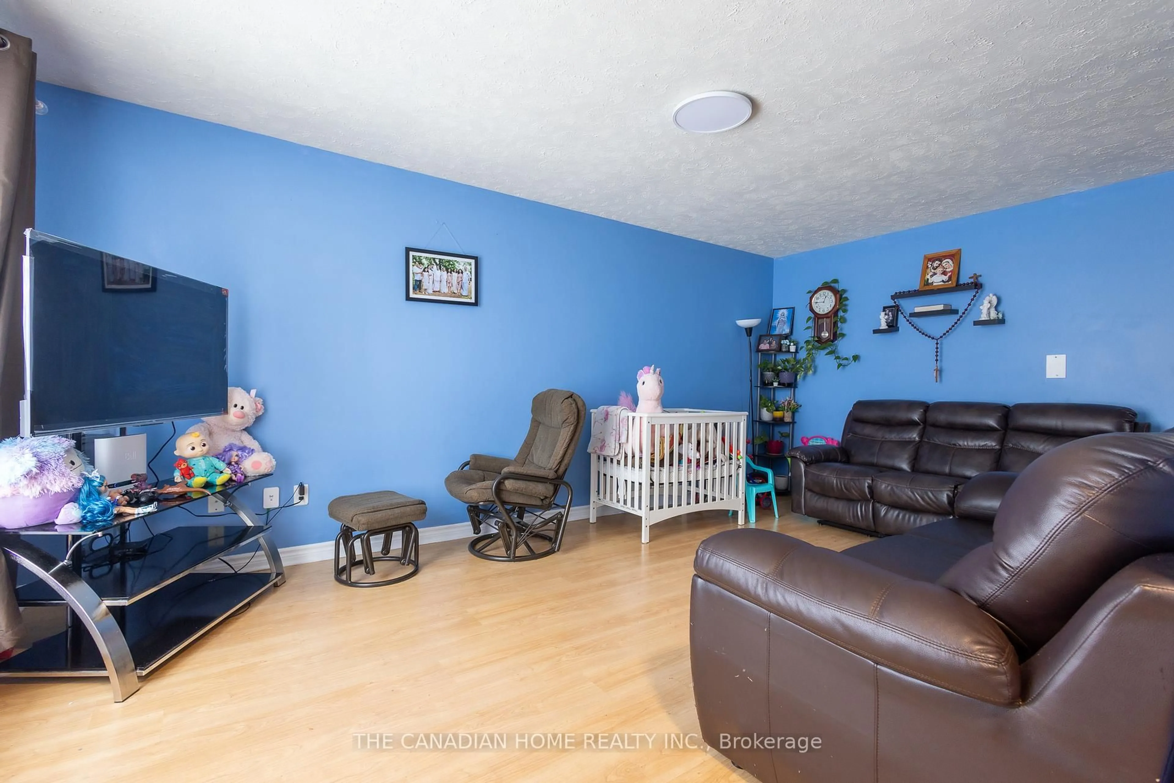 Living room with furniture, unknown for 7789 Ethel St, Niagara Falls Ontario L2H 2M9