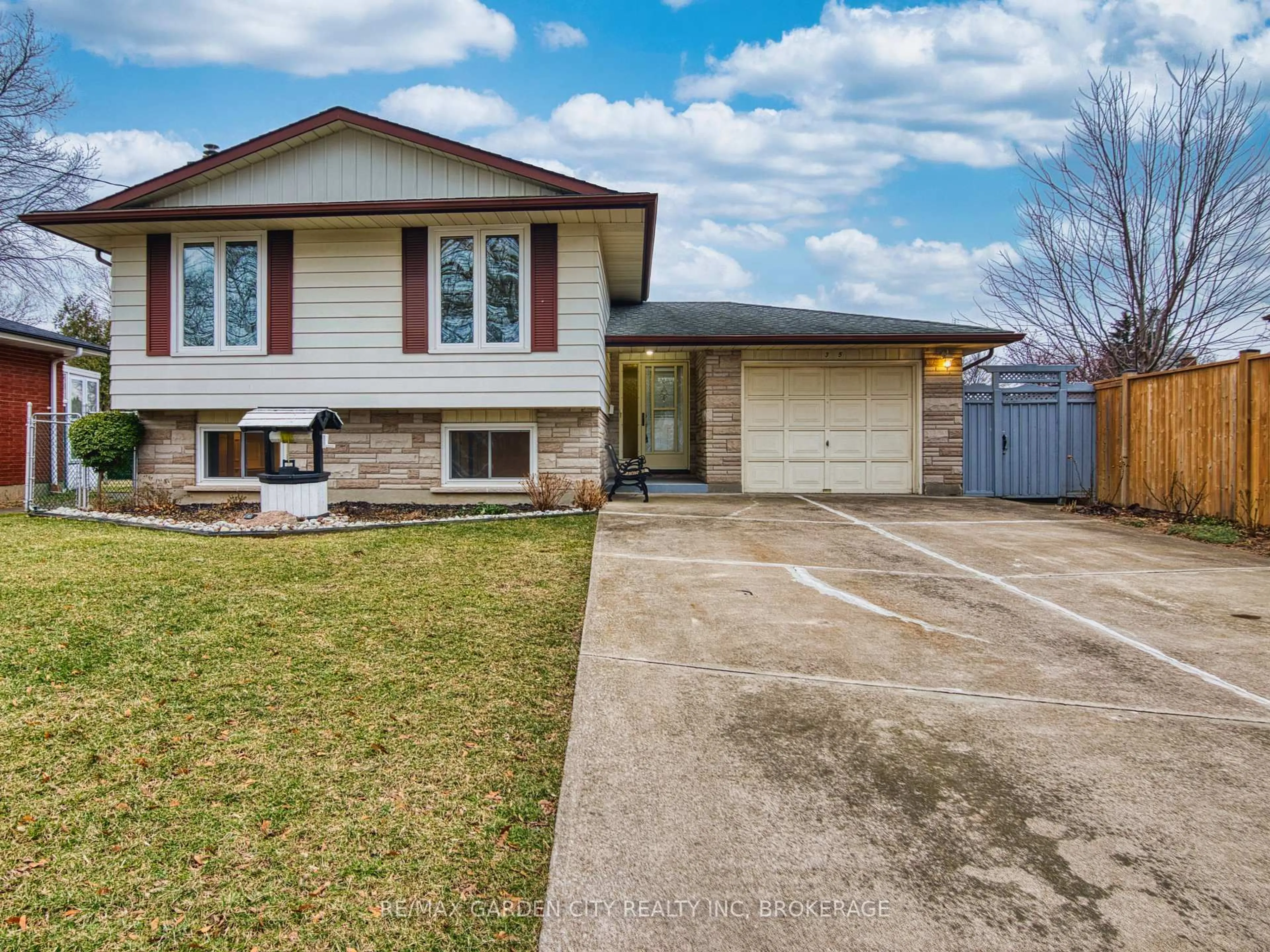 Home with vinyl exterior material, street for 35 Crown St, St. Catharines Ontario L2M 3L2