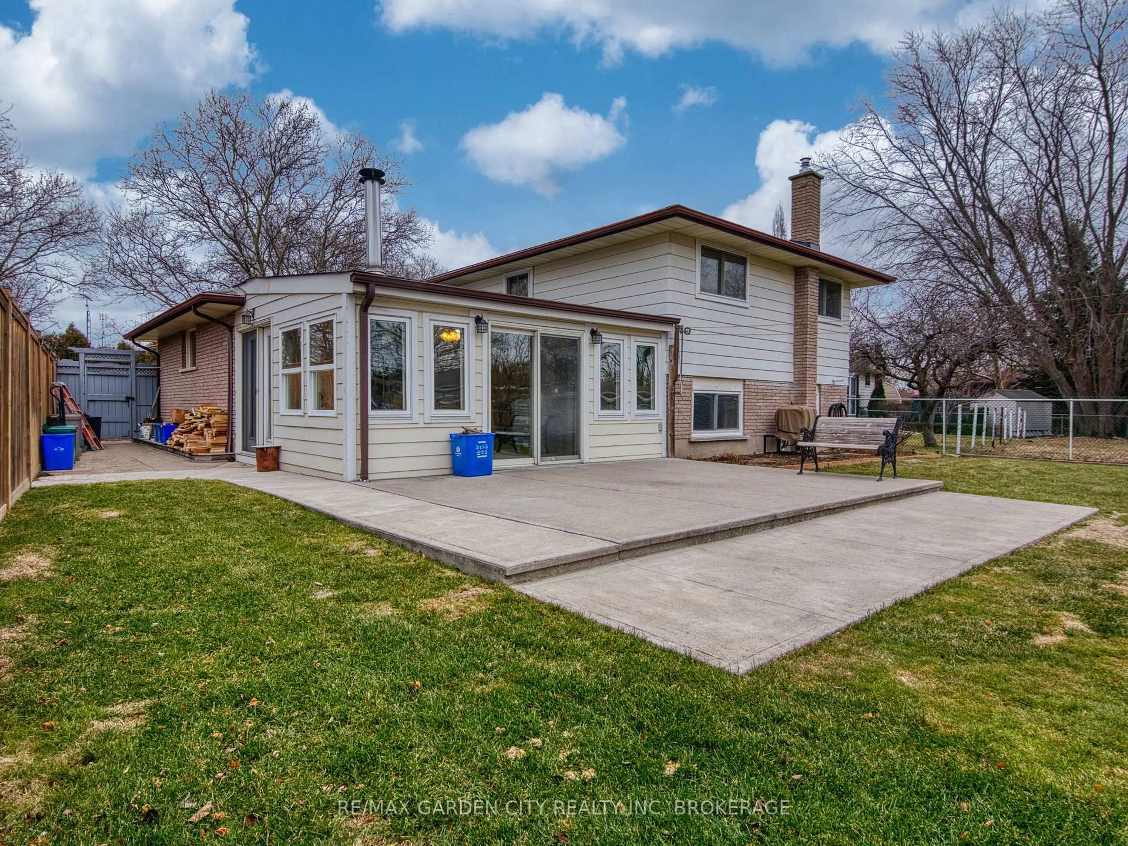 Home with vinyl exterior material, street for 35 Crown St, St. Catharines Ontario L2M 3L2