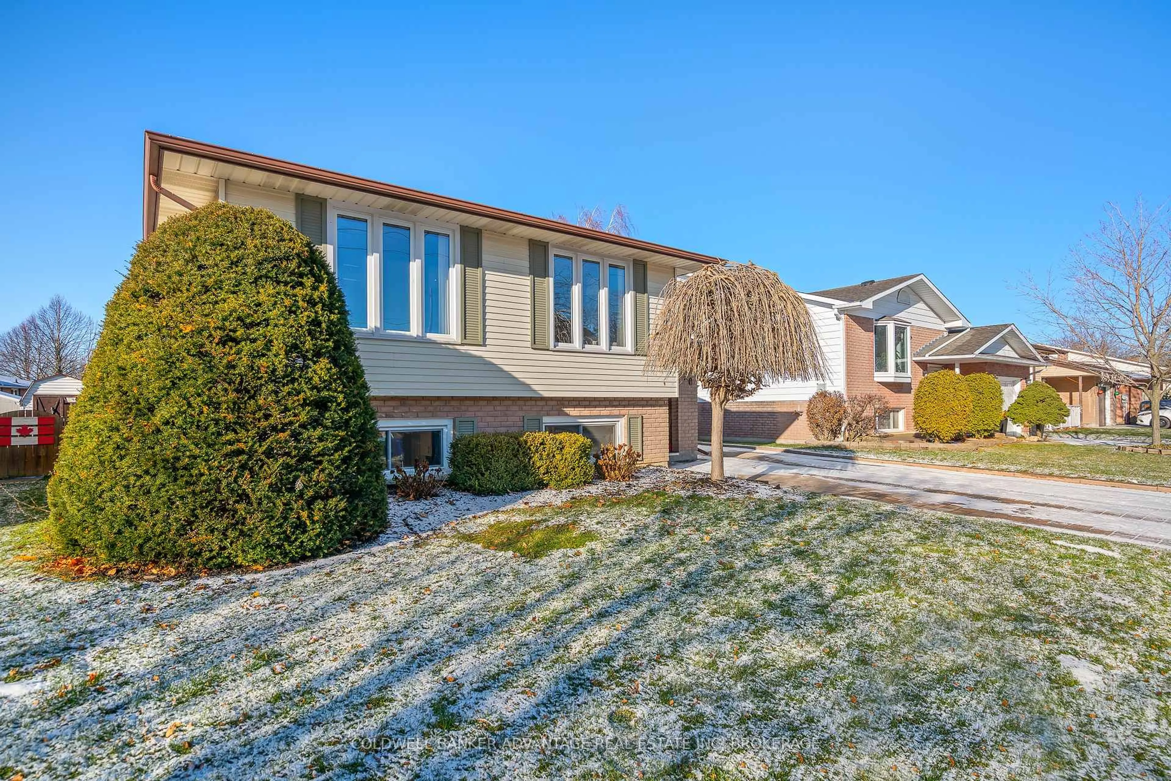 Home with vinyl exterior material, street for 40 Crestcombe Rd, St. Catharines Ontario L2S 2J4