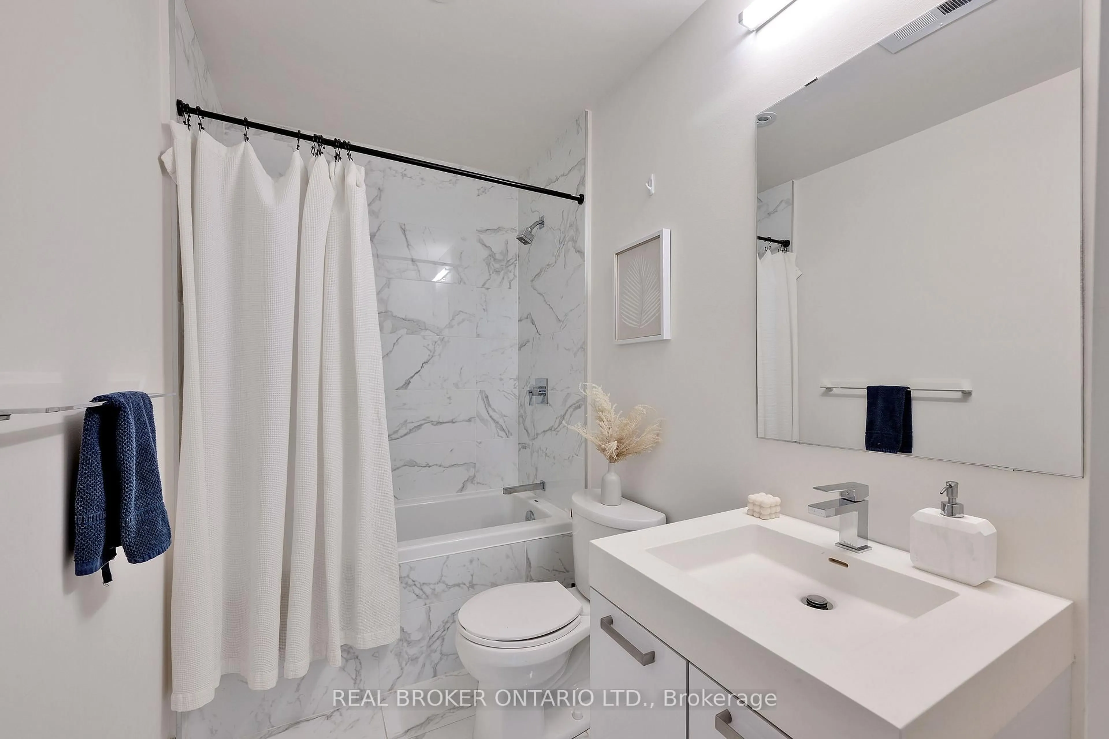 Standard bathroom, ceramic/tile floor for 203 Catherine St #703, Ottawa Ontario K2P 1J5