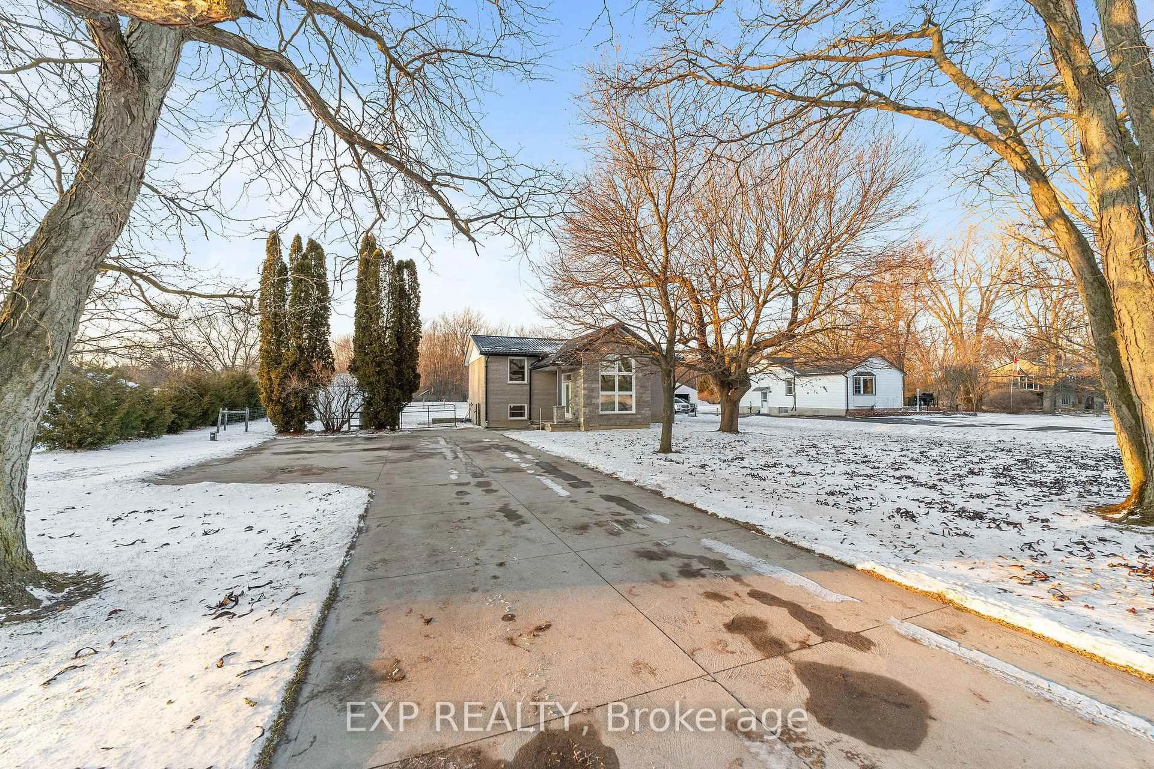 A pic from outside/outdoor area/front of a property/back of a property/a pic from drone, street for 9122 Parkhouse Dr, Strathroy-Caradoc Ontario N0L 1W0