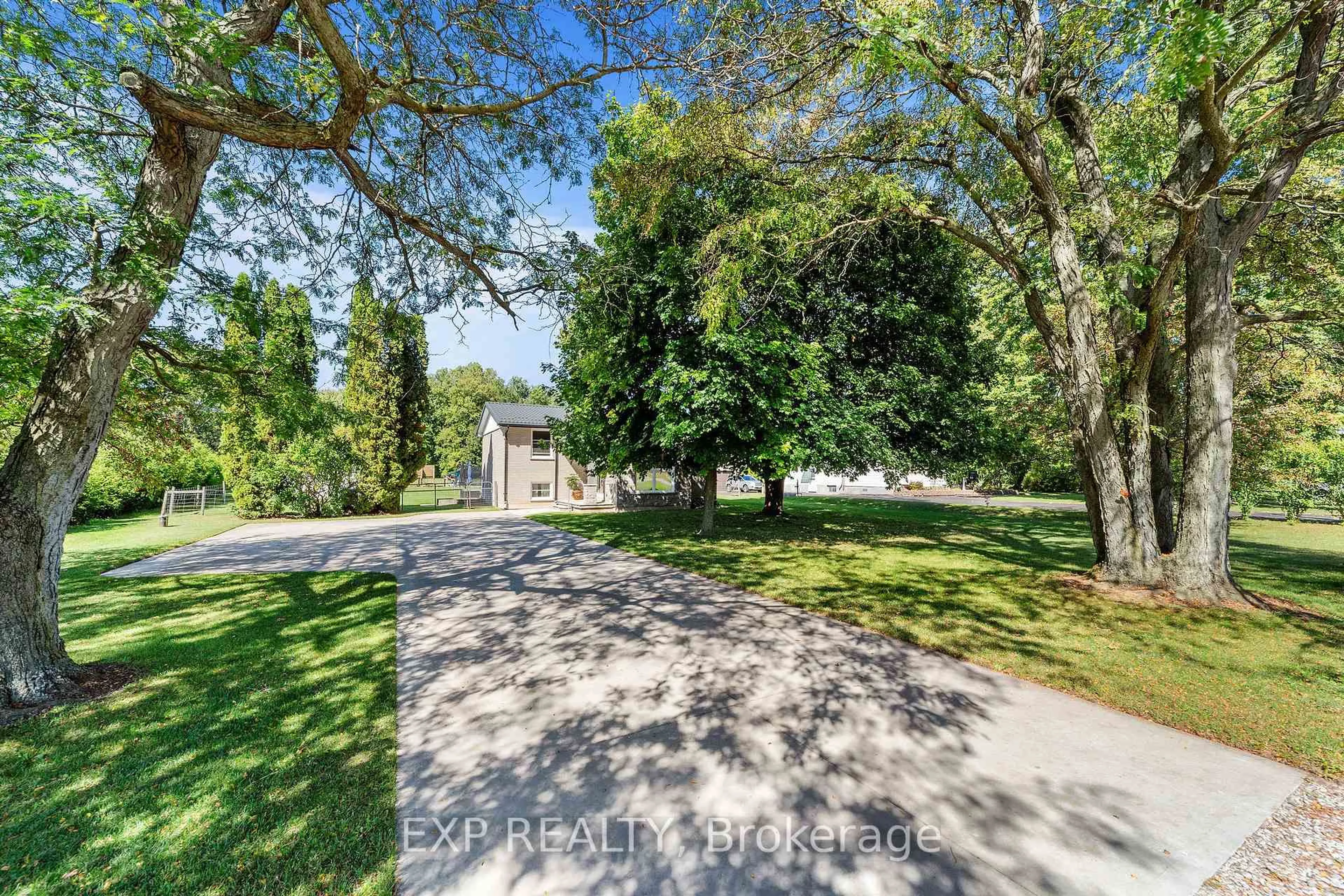 A pic from outside/outdoor area/front of a property/back of a property/a pic from drone, street for 9122 Parkhouse Dr, Strathroy-Caradoc Ontario N0L 1W0