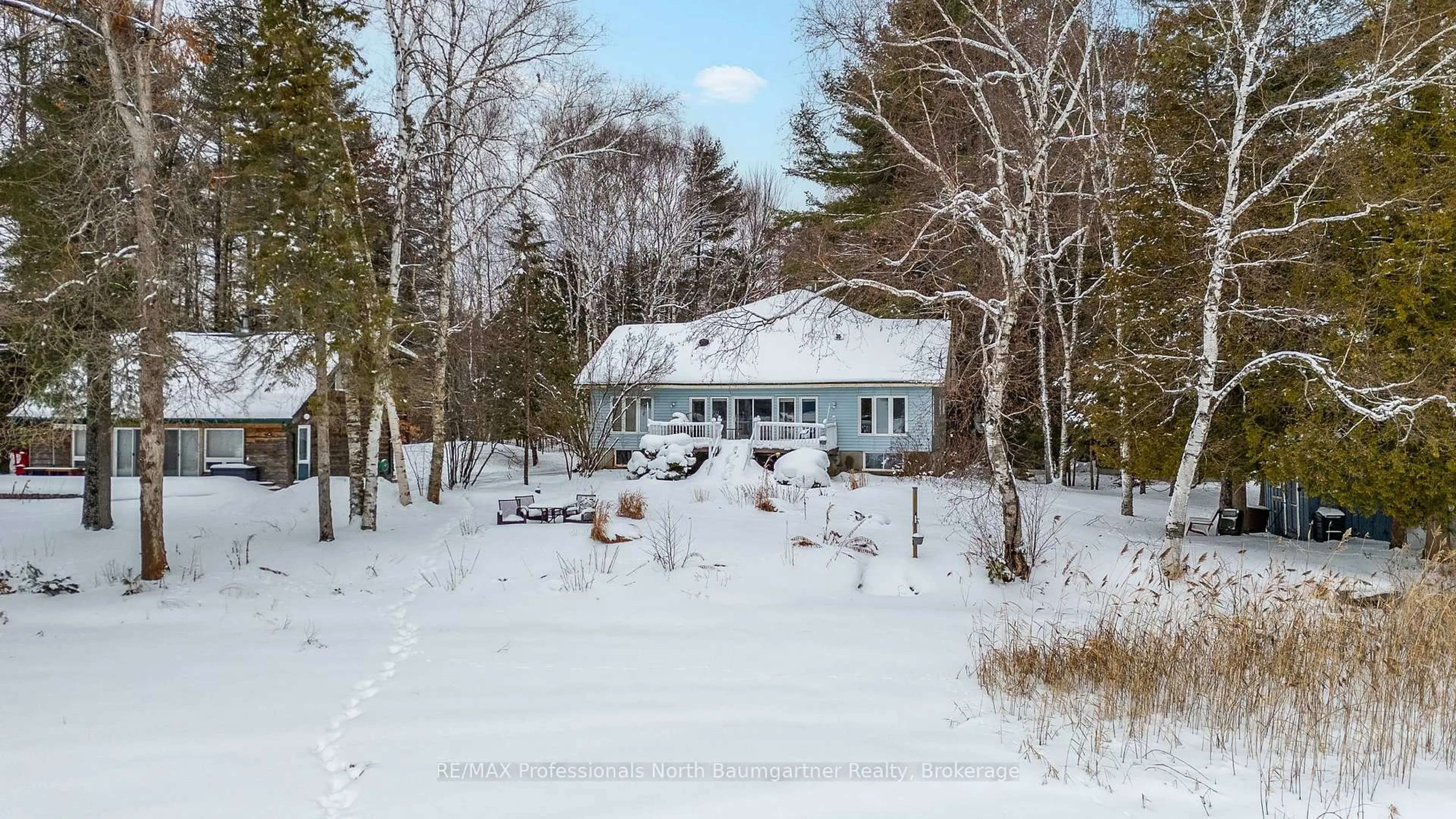 A pic from outside/outdoor area/front of a property/back of a property/a pic from drone, street for 1015 Blackberry Lane, Minden Hills Ontario K0M 2K0