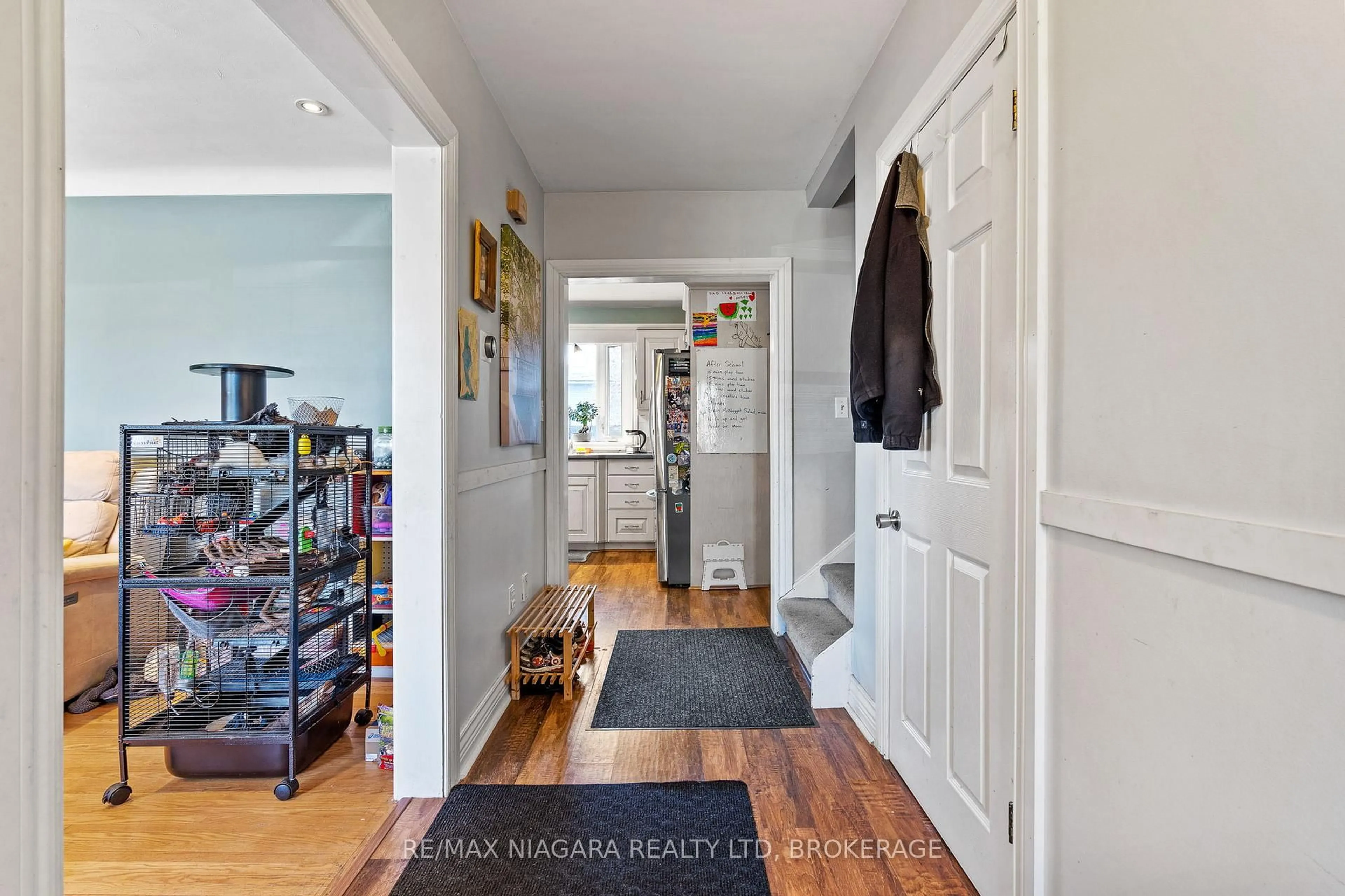 Indoor entryway for 587 Daytona Dr, Fort Erie Ontario L2A 4Z5