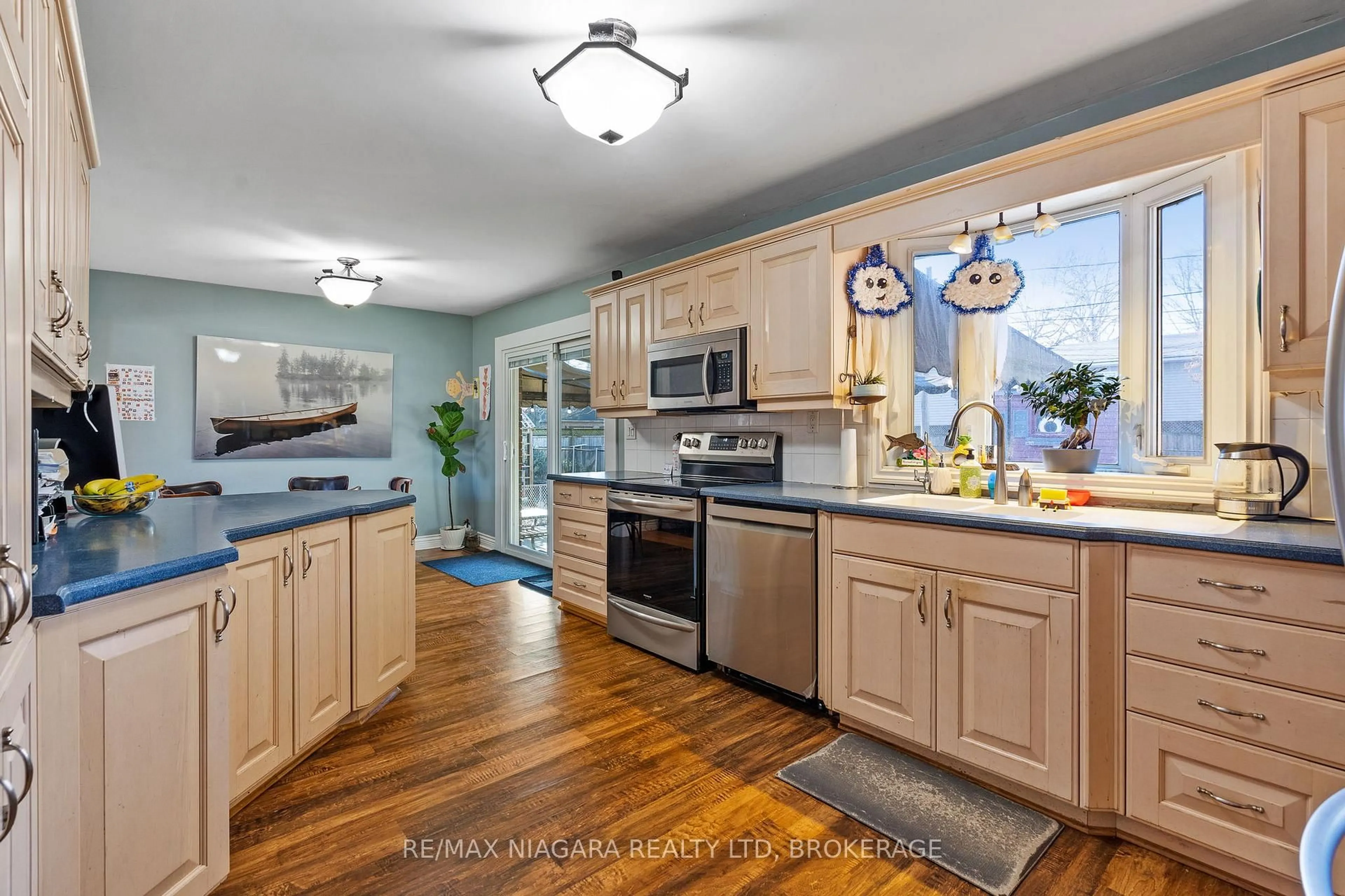 Open concept kitchen, unknown for 587 Daytona Dr, Fort Erie Ontario L2A 4Z5