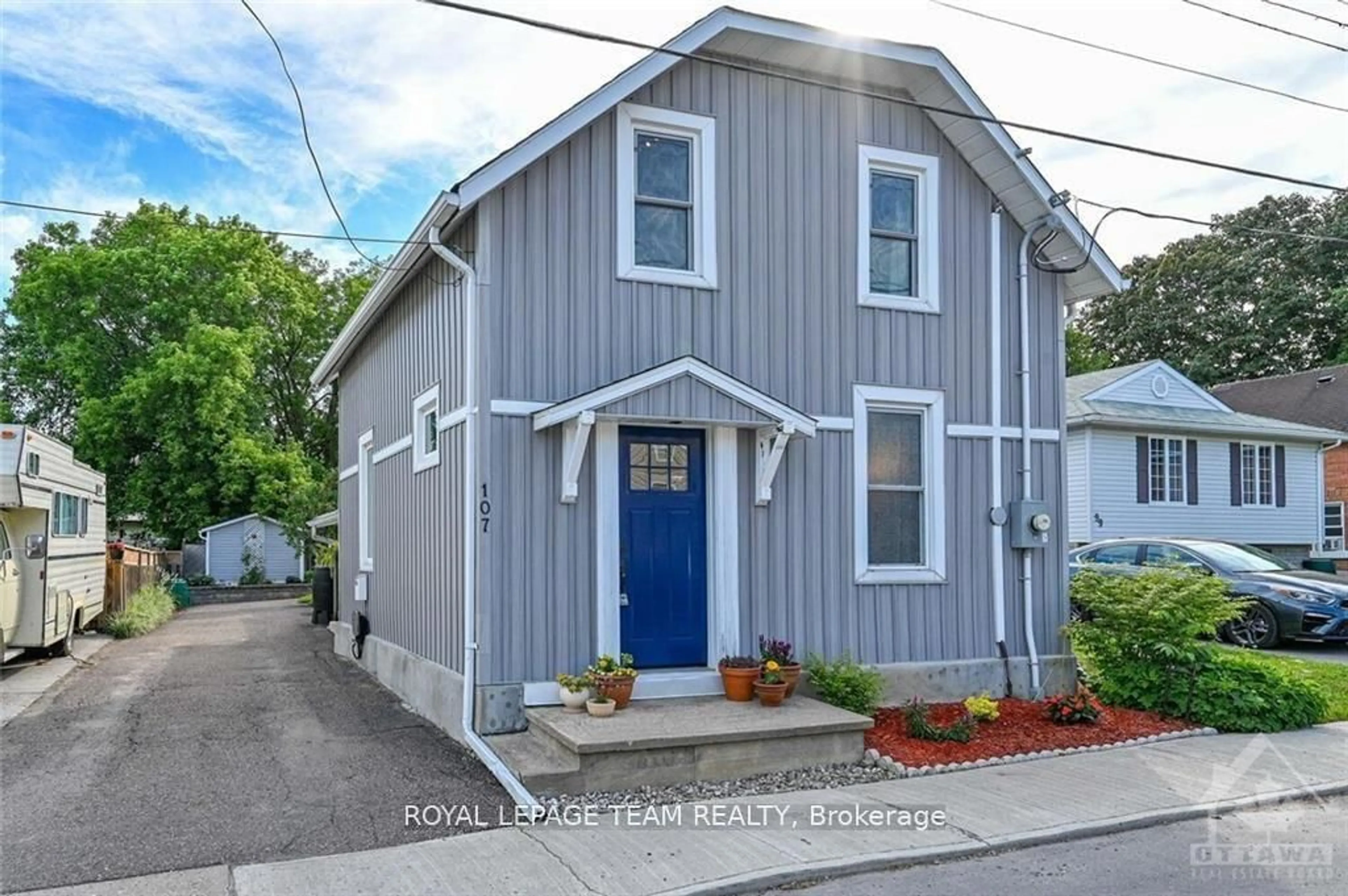 Home with vinyl exterior material, street for 107 Queen St, Renfrew Ontario K7V 2A4