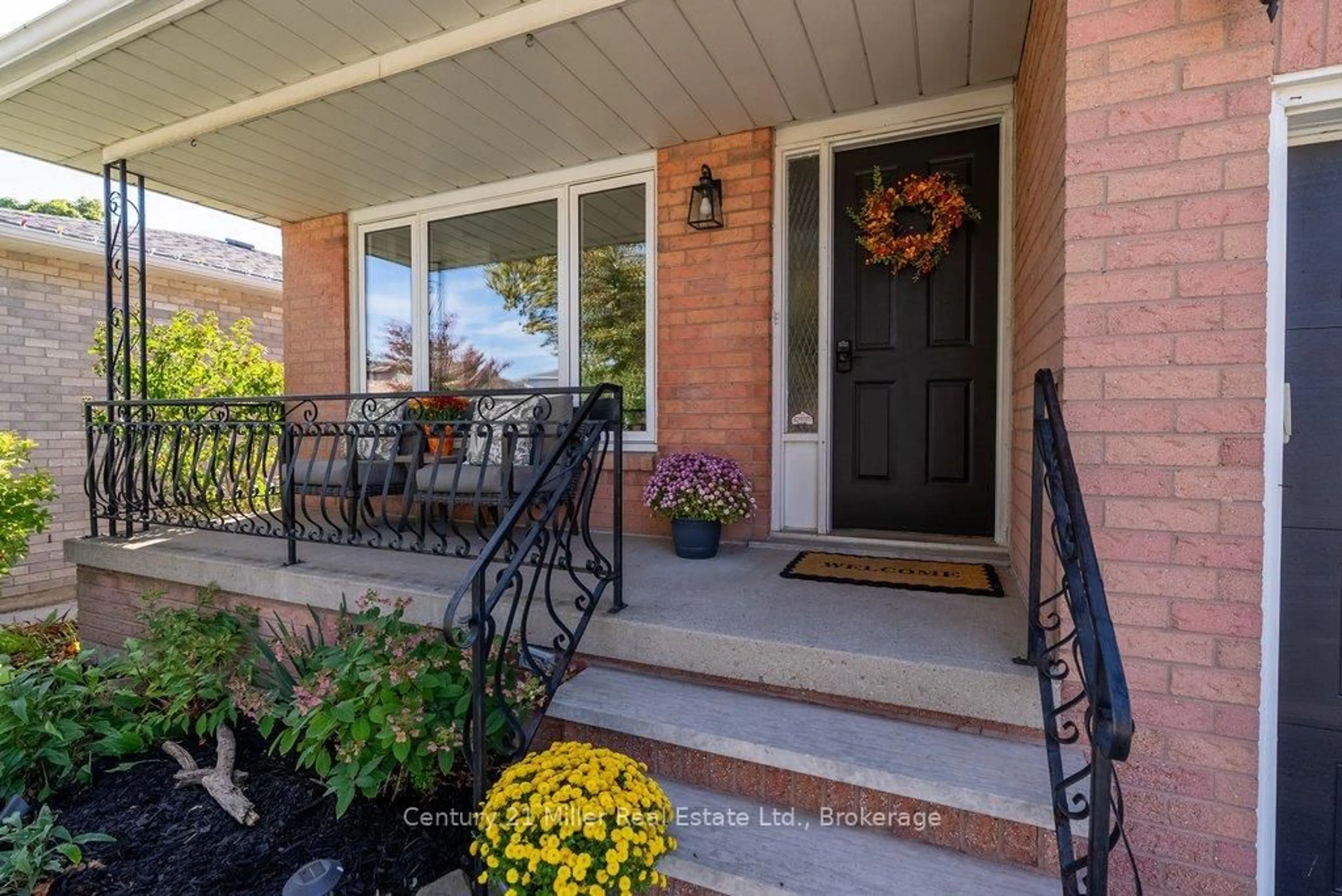 Indoor entryway for 134 Sirente Dr, Hamilton Ontario L9H 5A1