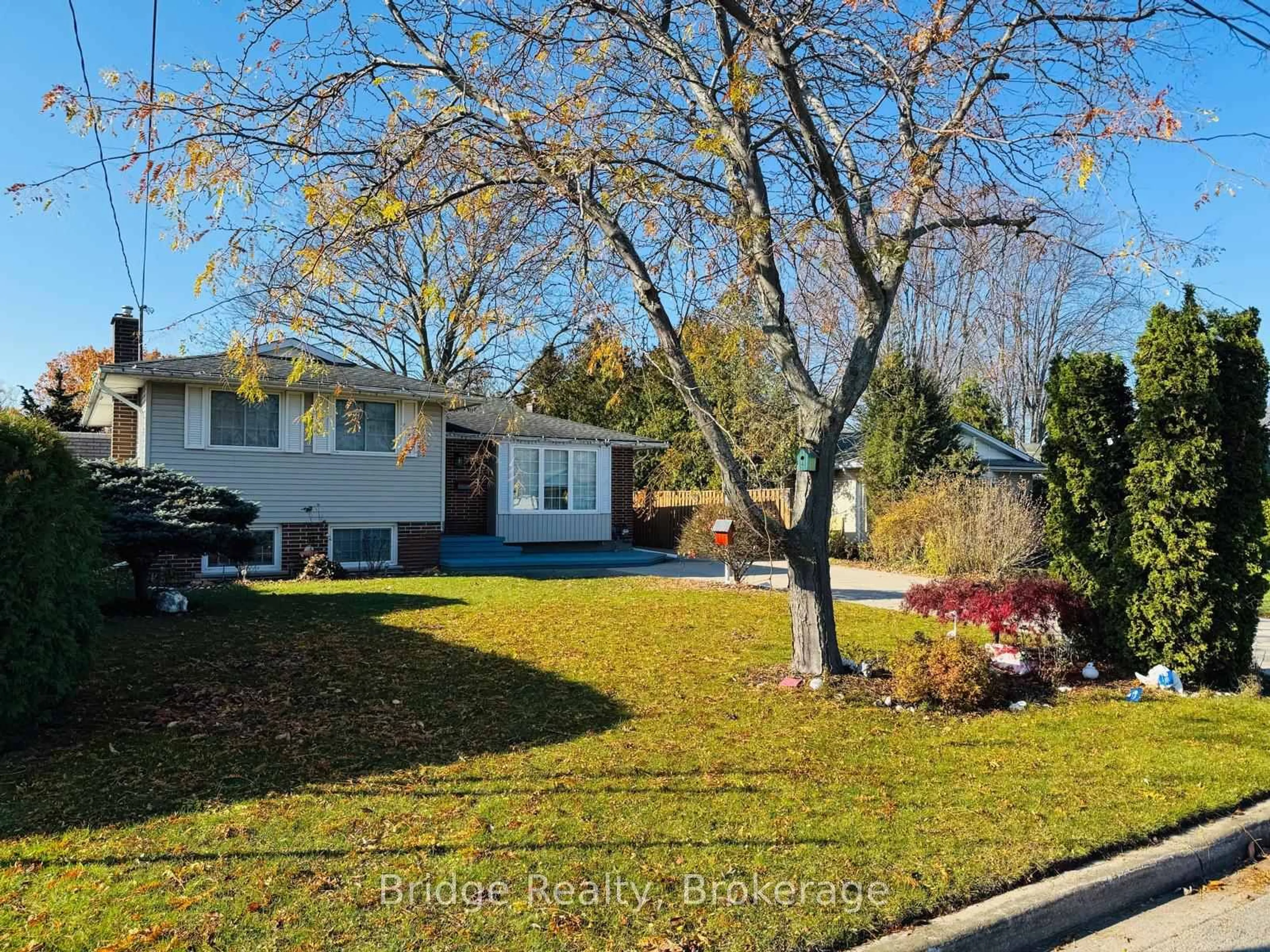 A pic from outside/outdoor area/front of a property/back of a property/a pic from drone, street for 3 NOELLE Dr, St. Catharines Ontario L2M 1M1