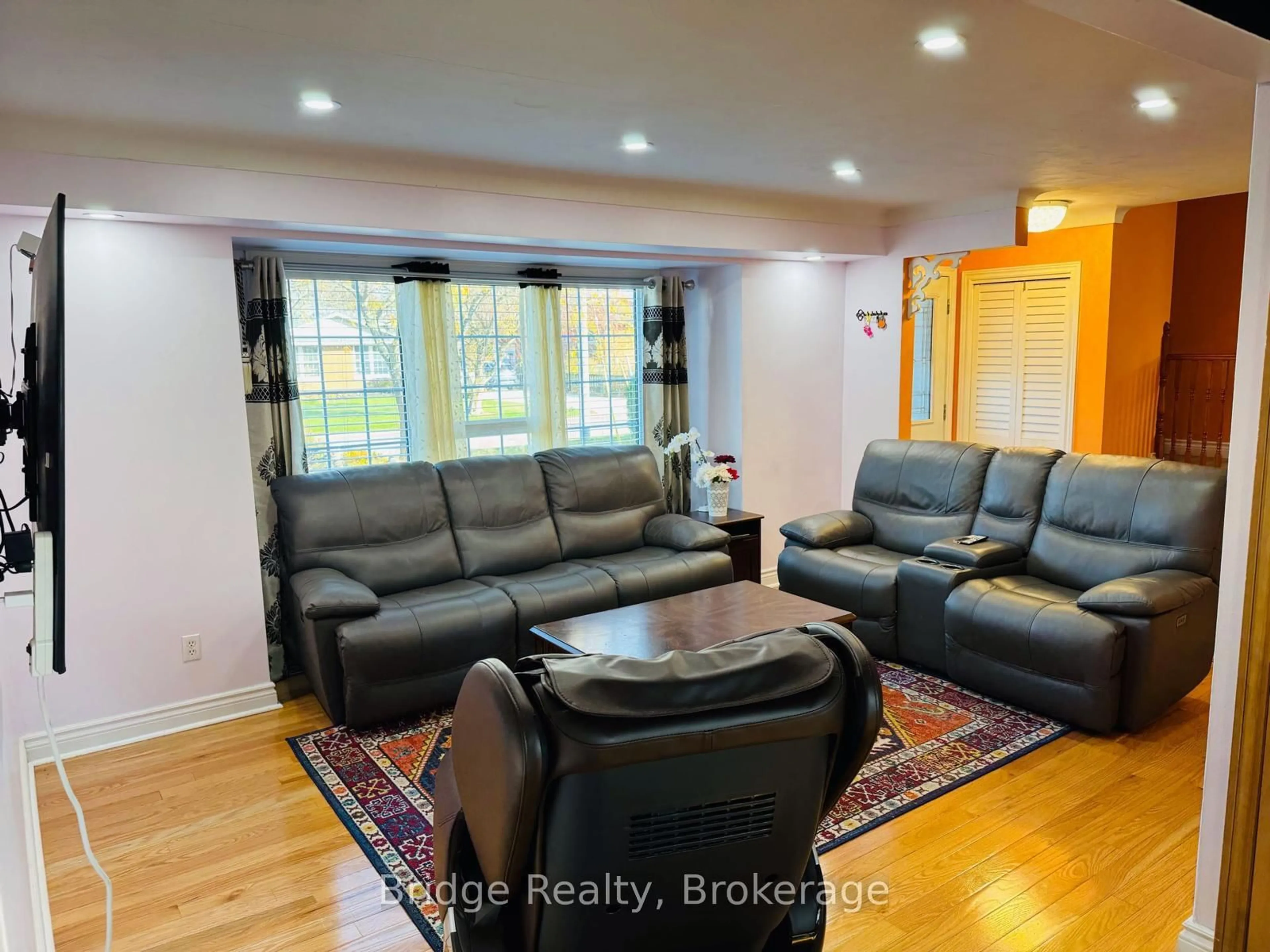 Living room with furniture, unknown for 3 NOELLE Dr, St. Catharines Ontario L2M 1M1