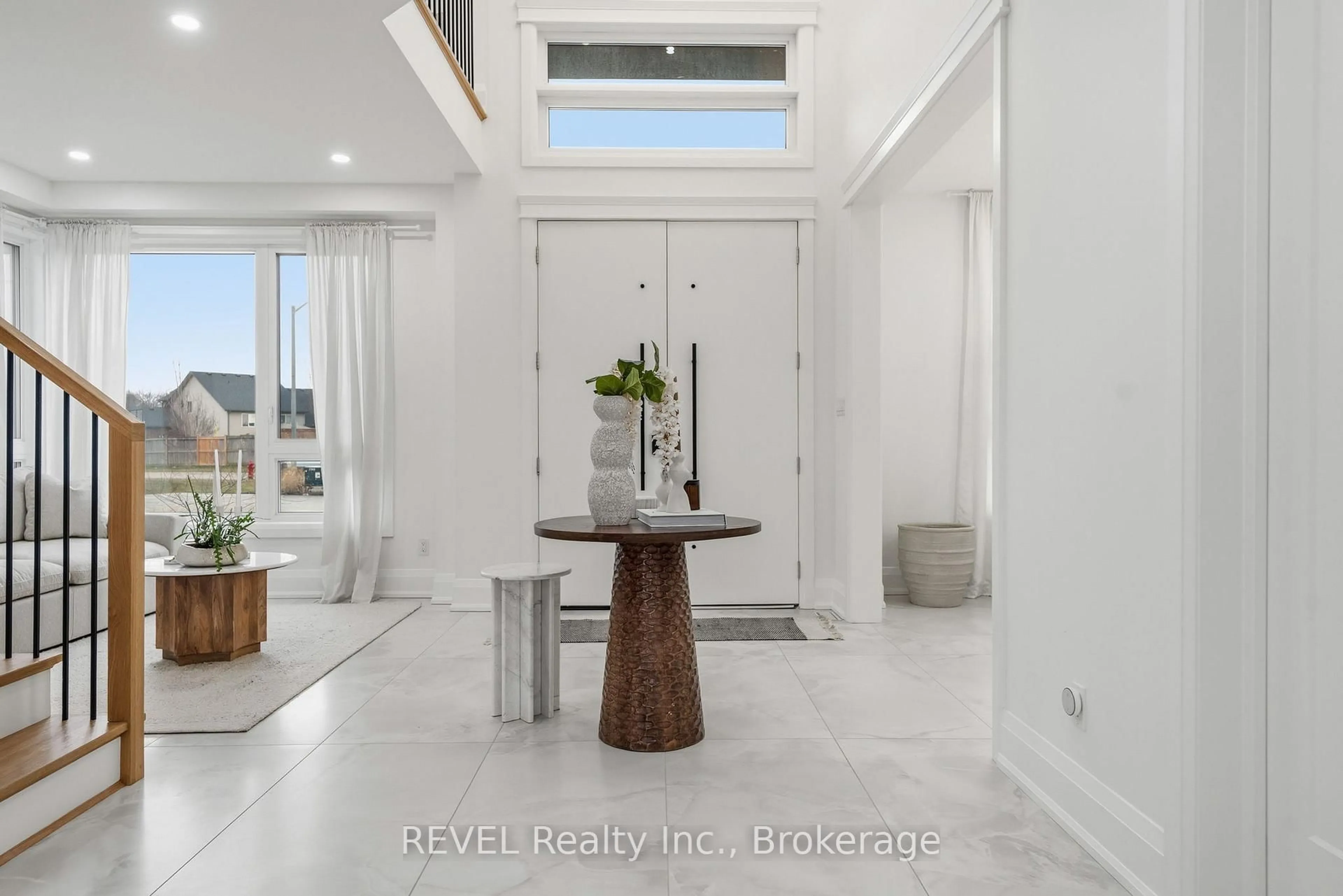 Indoor entryway for 7781 Secretariat Crt, Niagara Falls Ontario L2H 3V3