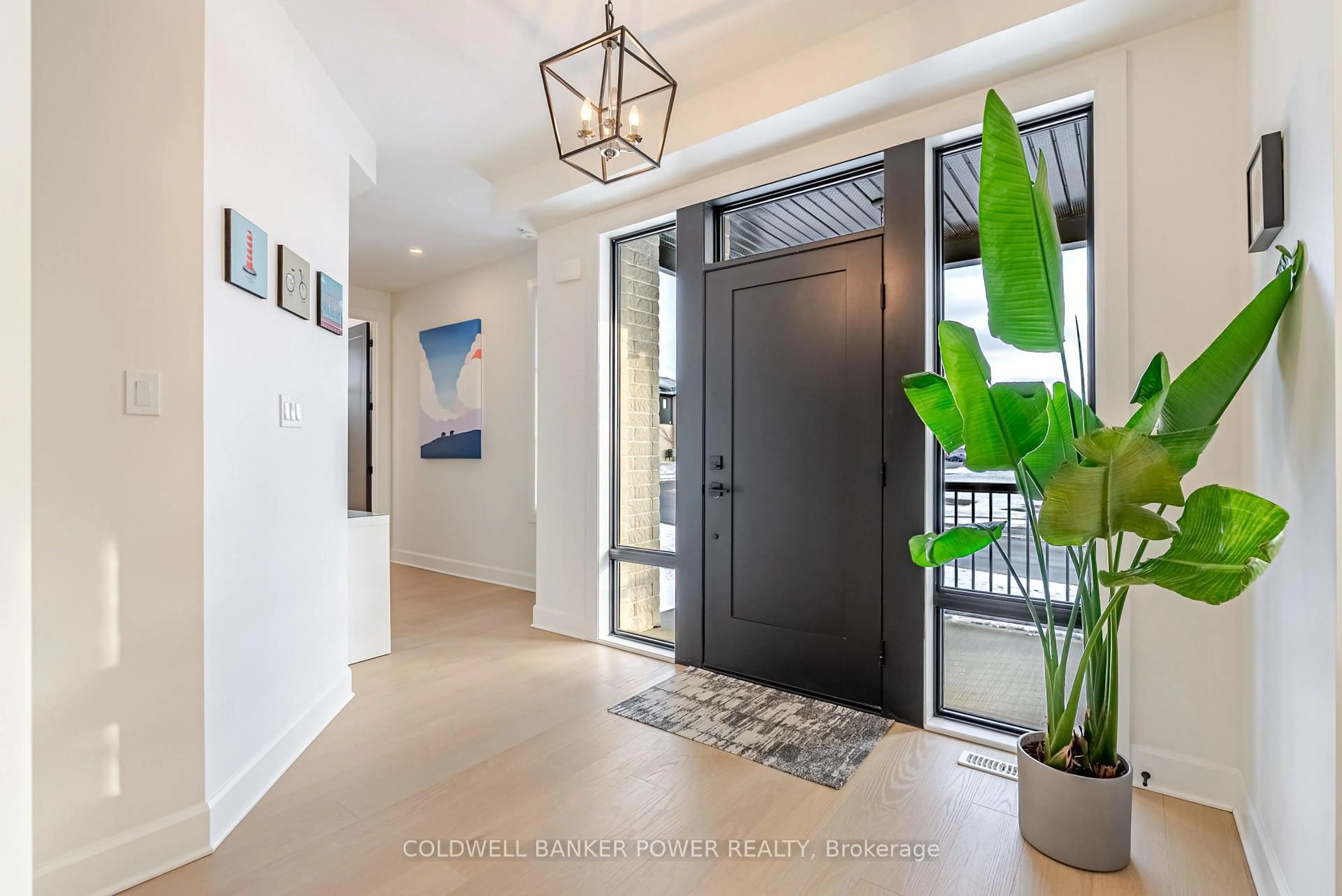 Indoor entryway for 899 Upperpoint Ave, London South Ontario N6K 0L1