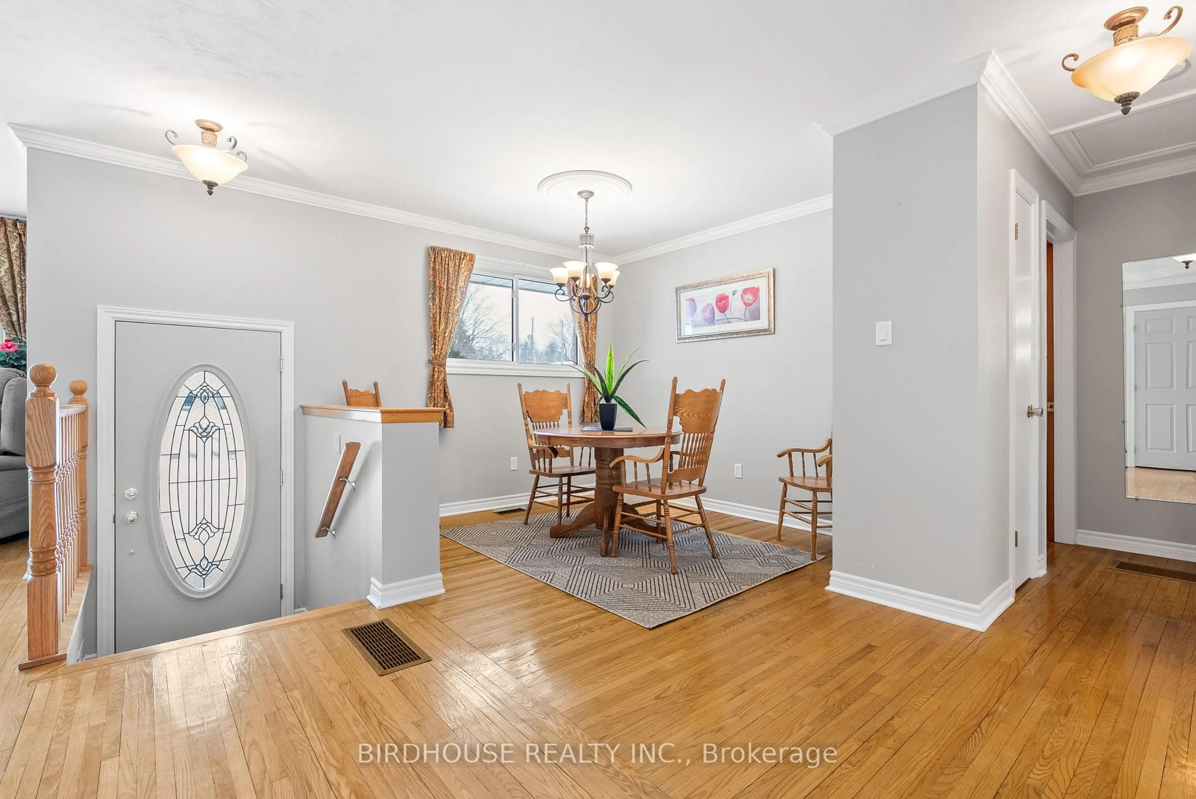 Dining room, wood/laminate floor for 26 Rosemary Dr, Kawartha Lakes Ontario K9V 4P8