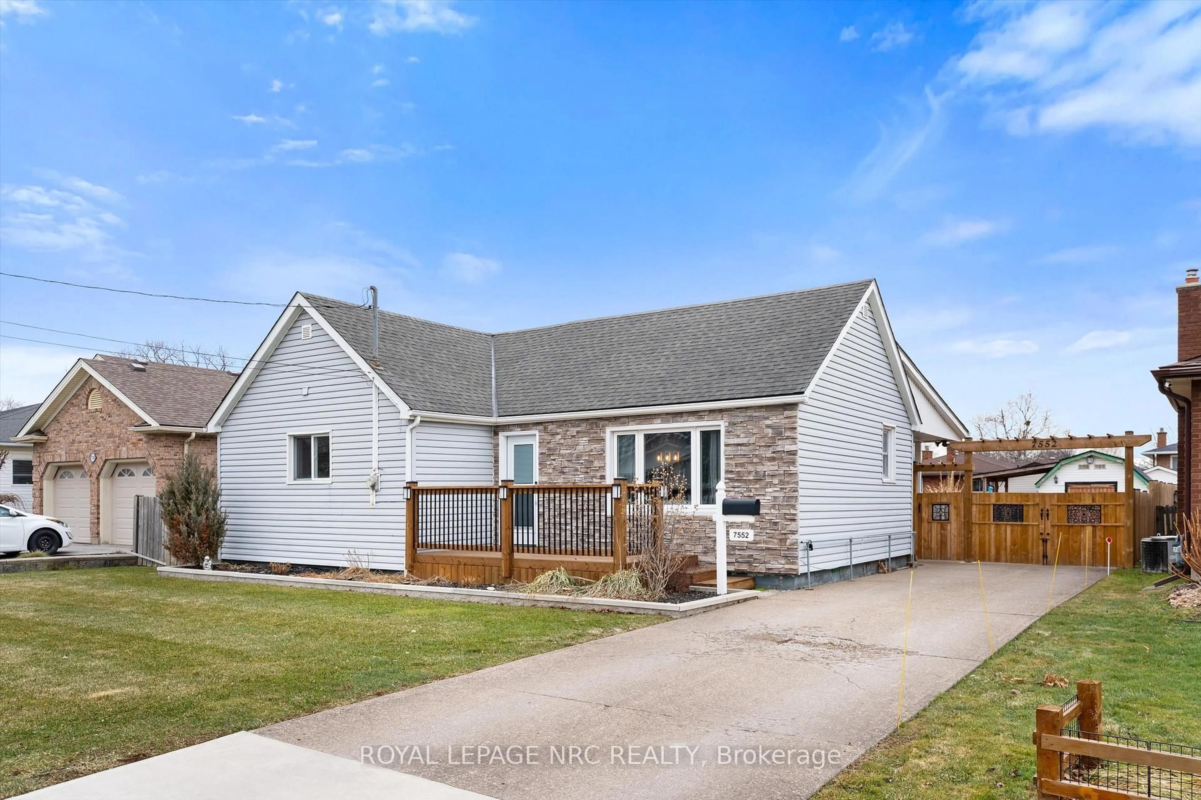 Home with vinyl exterior material, street for 7552 Dorchester Rd, Niagara Falls Ontario L2G 5W2