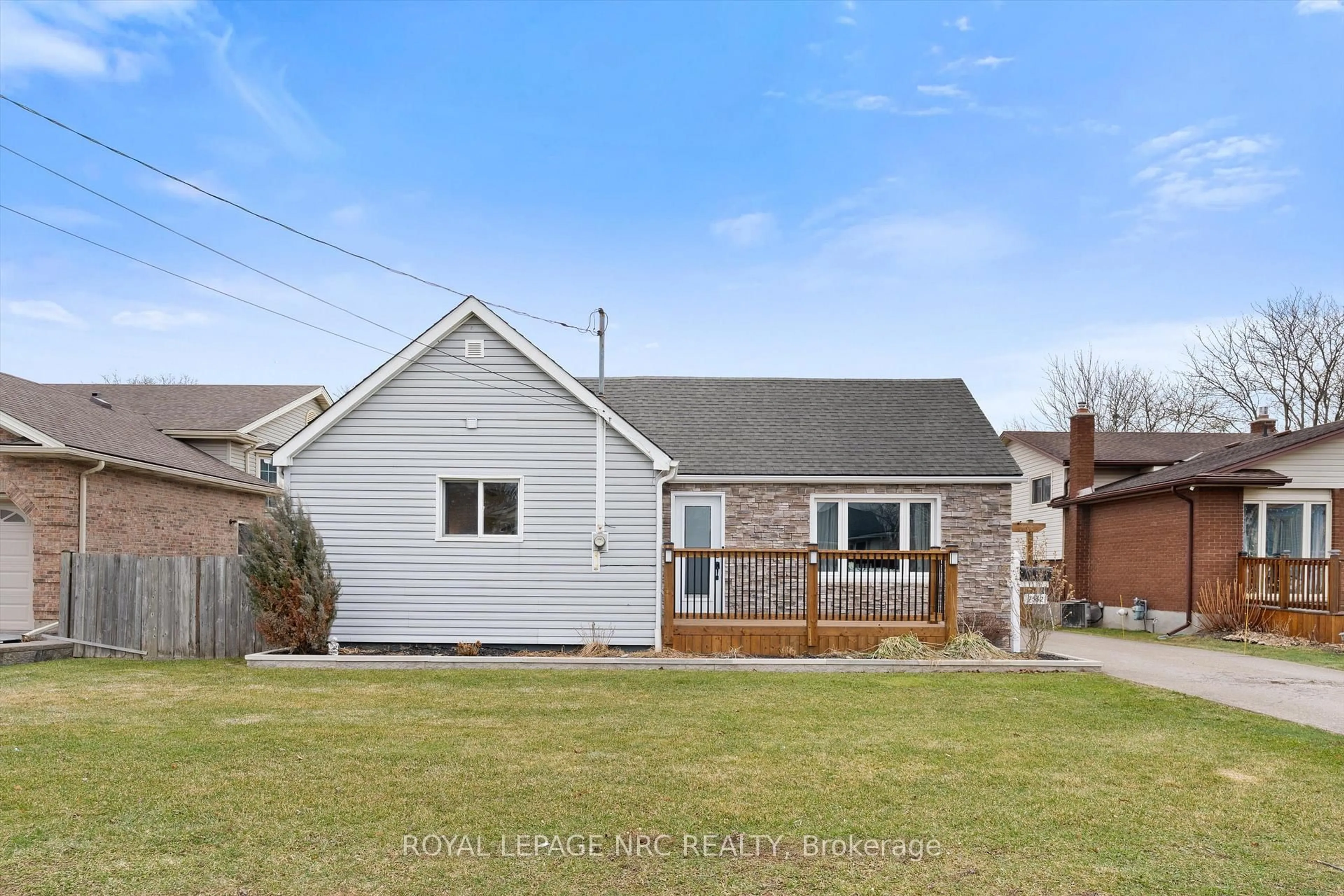 A pic from outside/outdoor area/front of a property/back of a property/a pic from drone, street for 7552 Dorchester Rd, Niagara Falls Ontario L2G 5W2