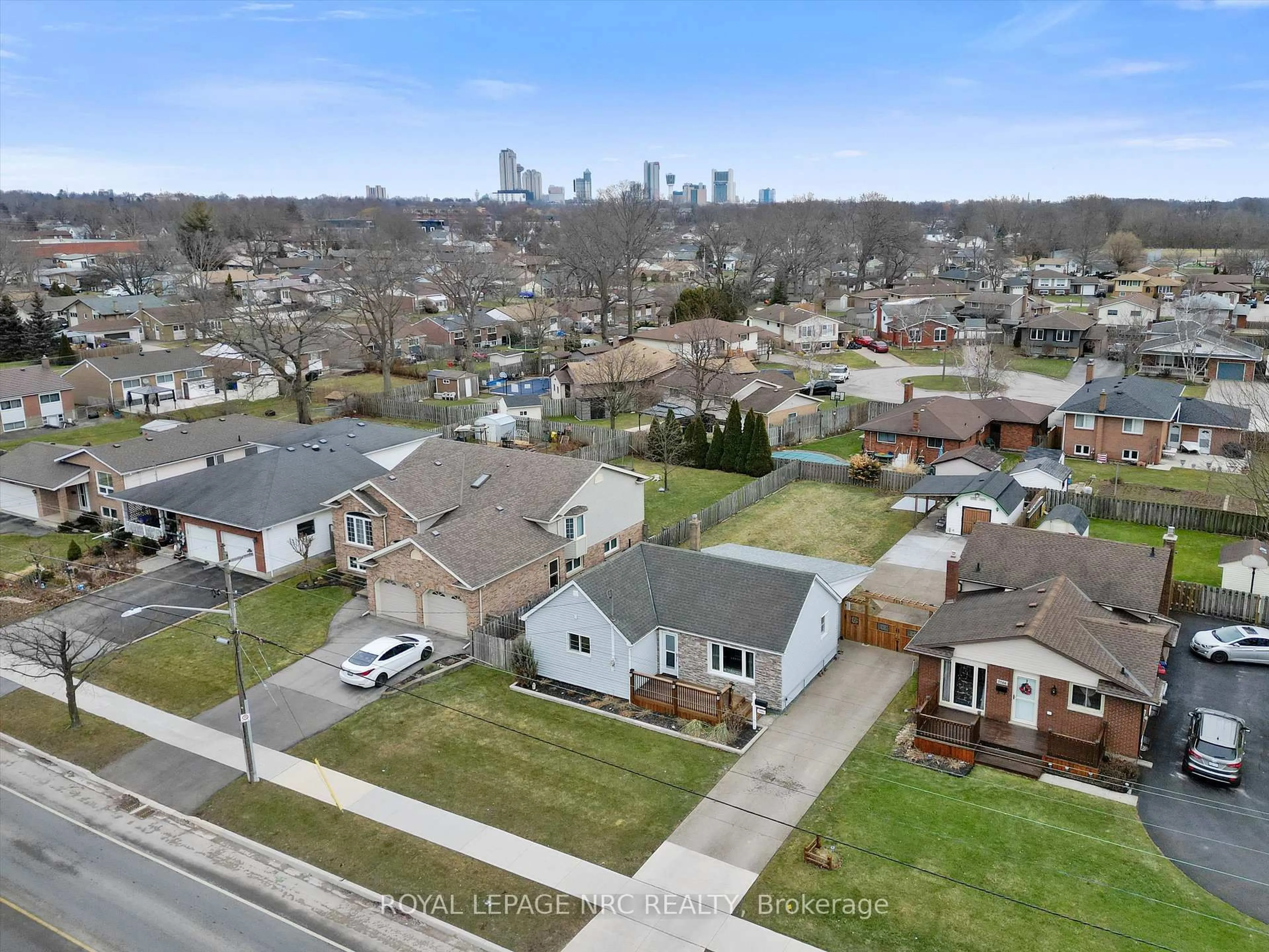 A pic from outside/outdoor area/front of a property/back of a property/a pic from drone, street for 7552 Dorchester Rd, Niagara Falls Ontario L2G 5W2
