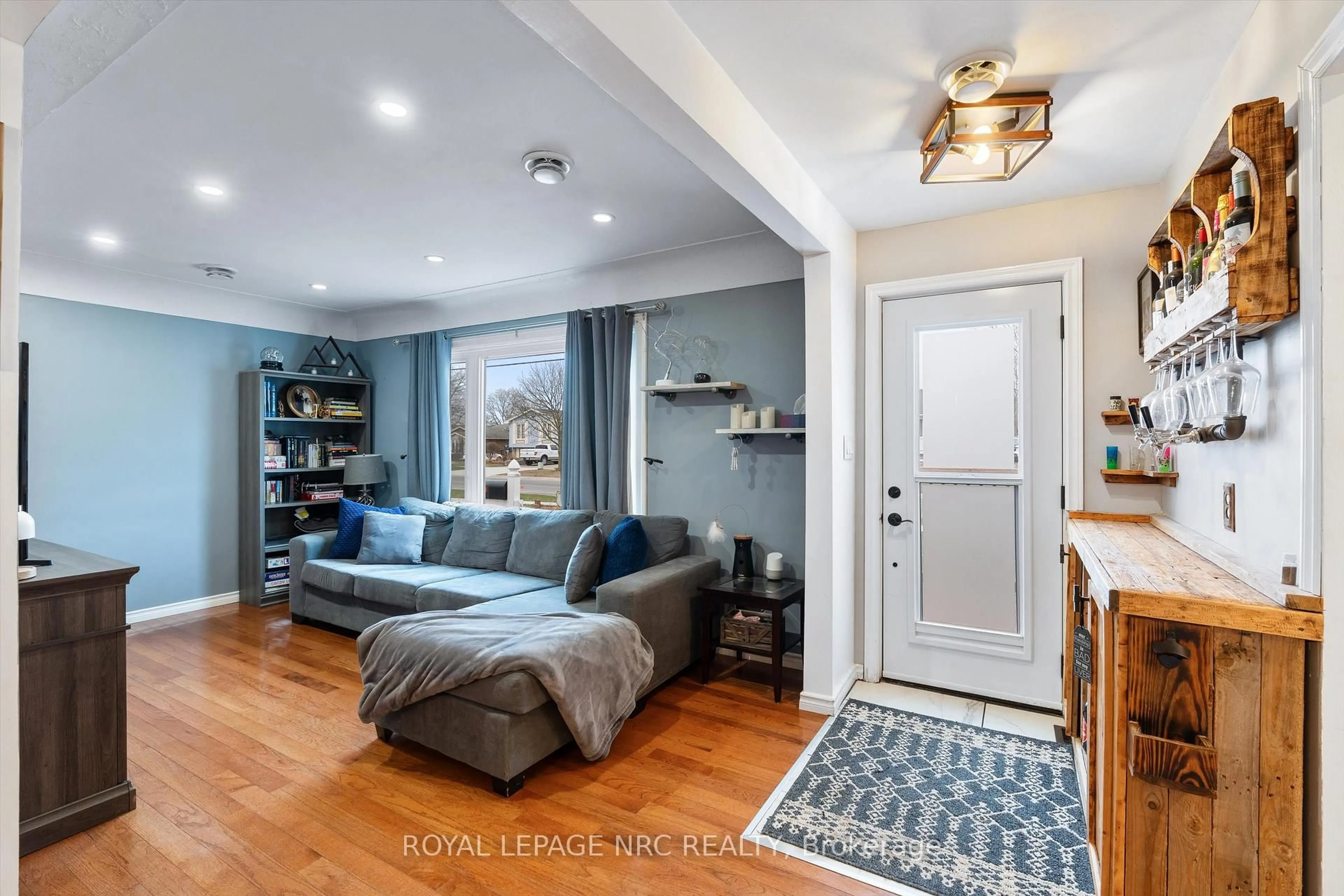 Living room with furniture, unknown for 7552 Dorchester Rd, Niagara Falls Ontario L2G 5W2