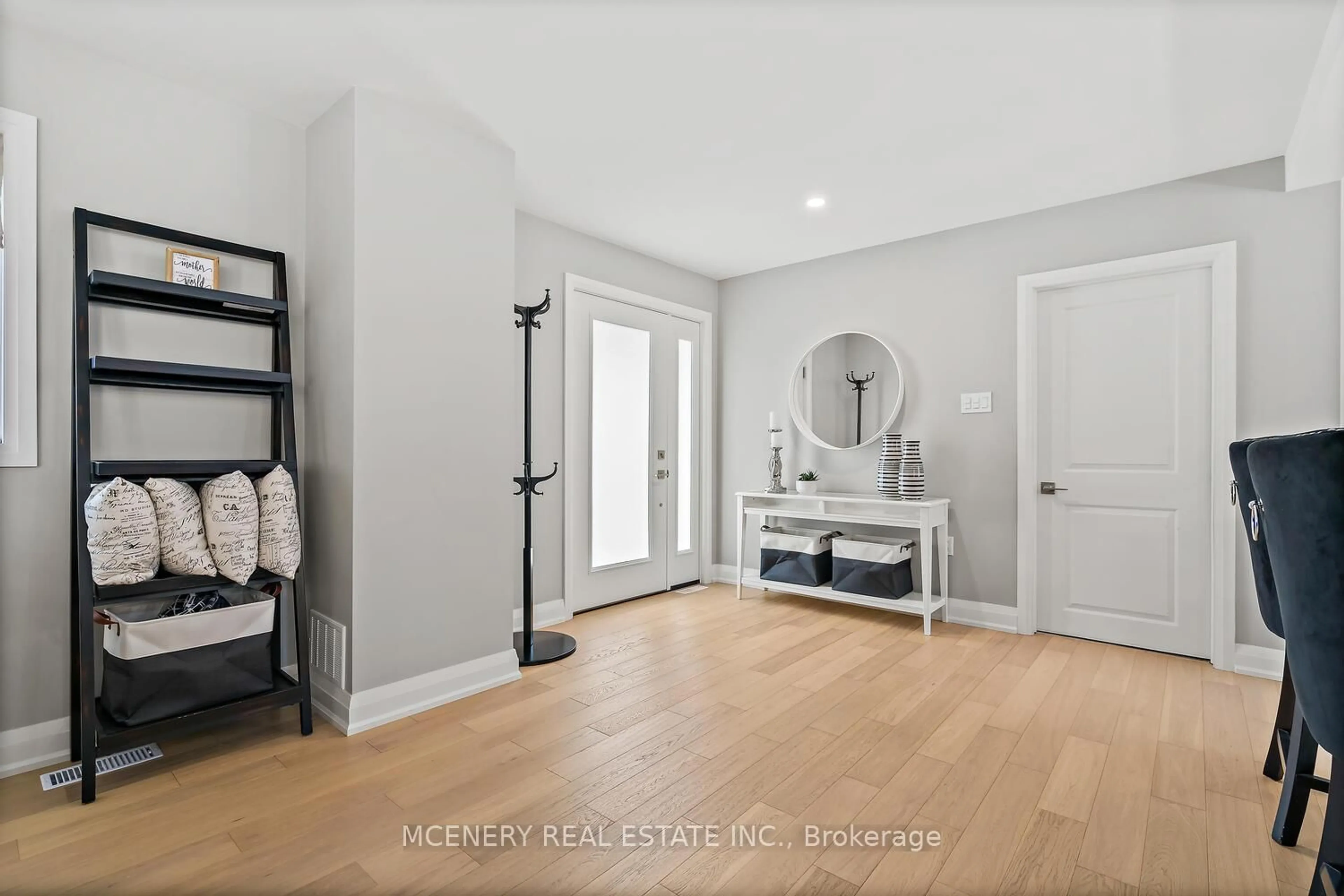 Indoor entryway for 9739 10th Sdrd, Erin Ontario N0B 1T0