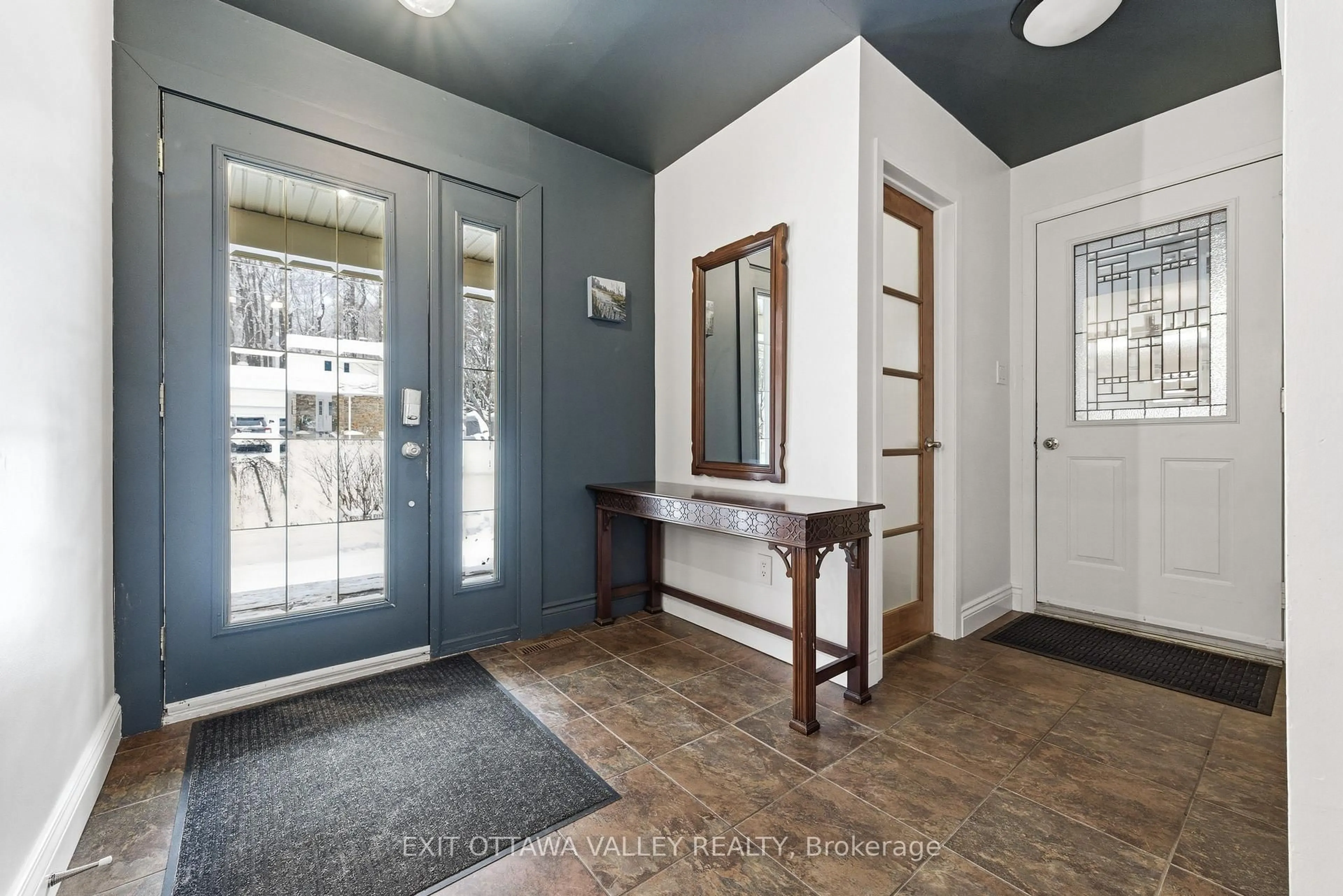 Indoor entryway for 235 Thomas St, Deep River Ontario K0J 1P0