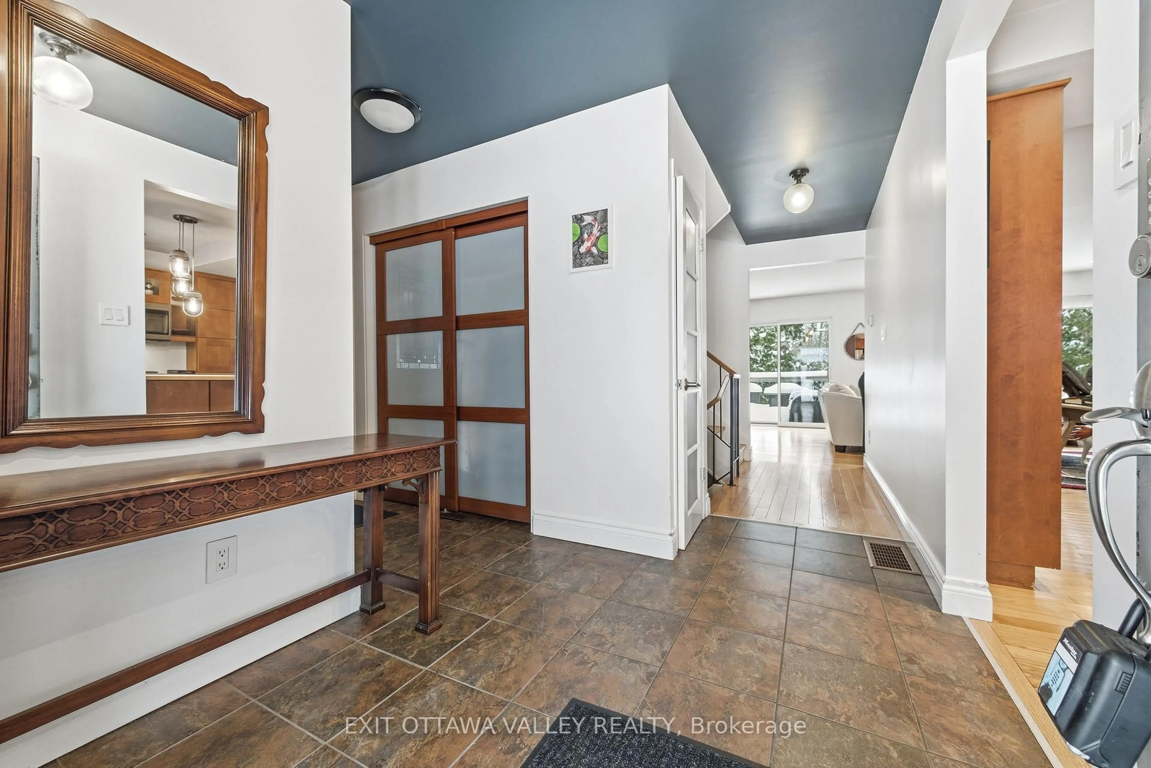 Indoor entryway for 235 Thomas St, Deep River Ontario K0J 1P0