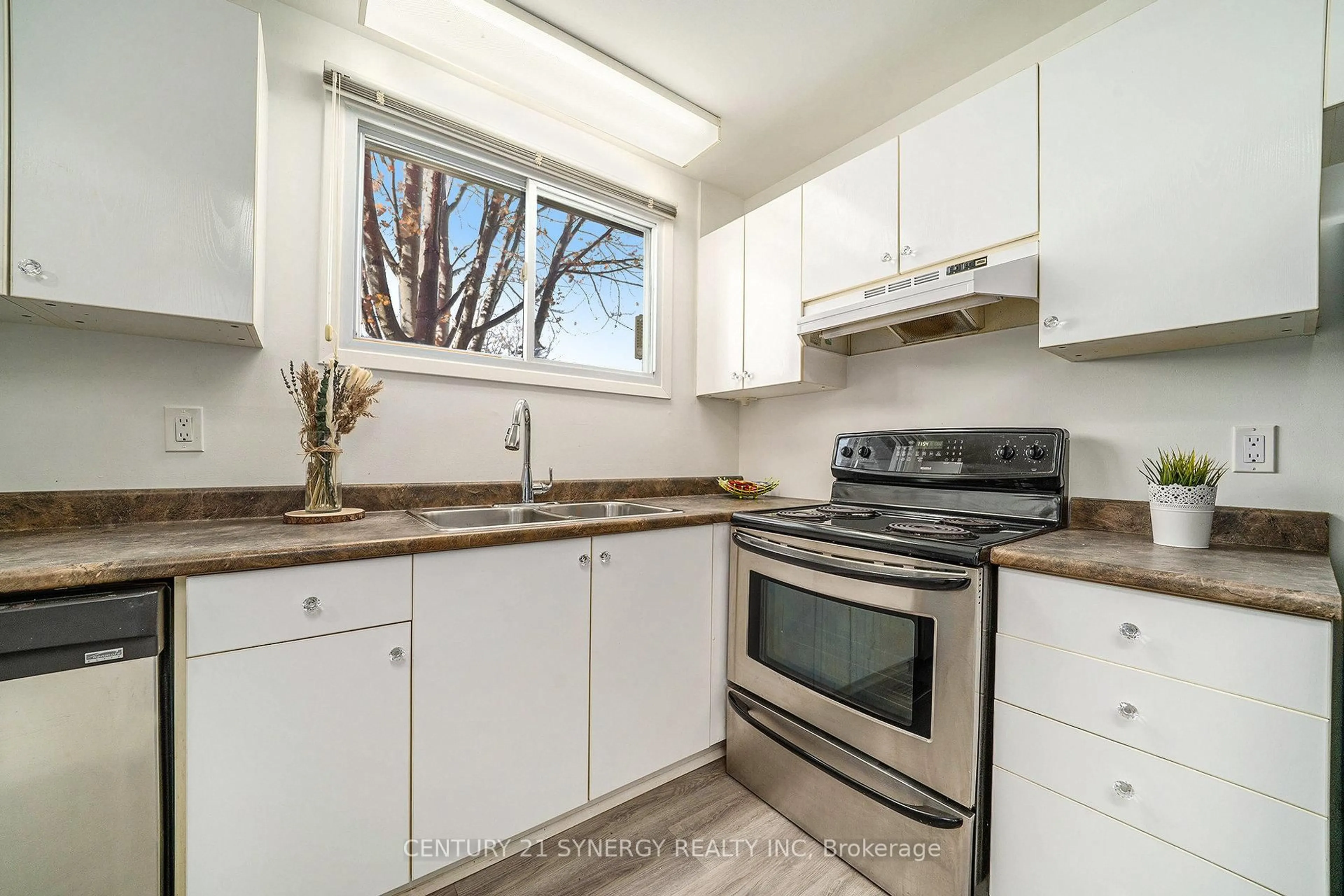 Standard kitchen, unknown for 7 Glencoe St #46, Ottawa Ontario K2H 8S5