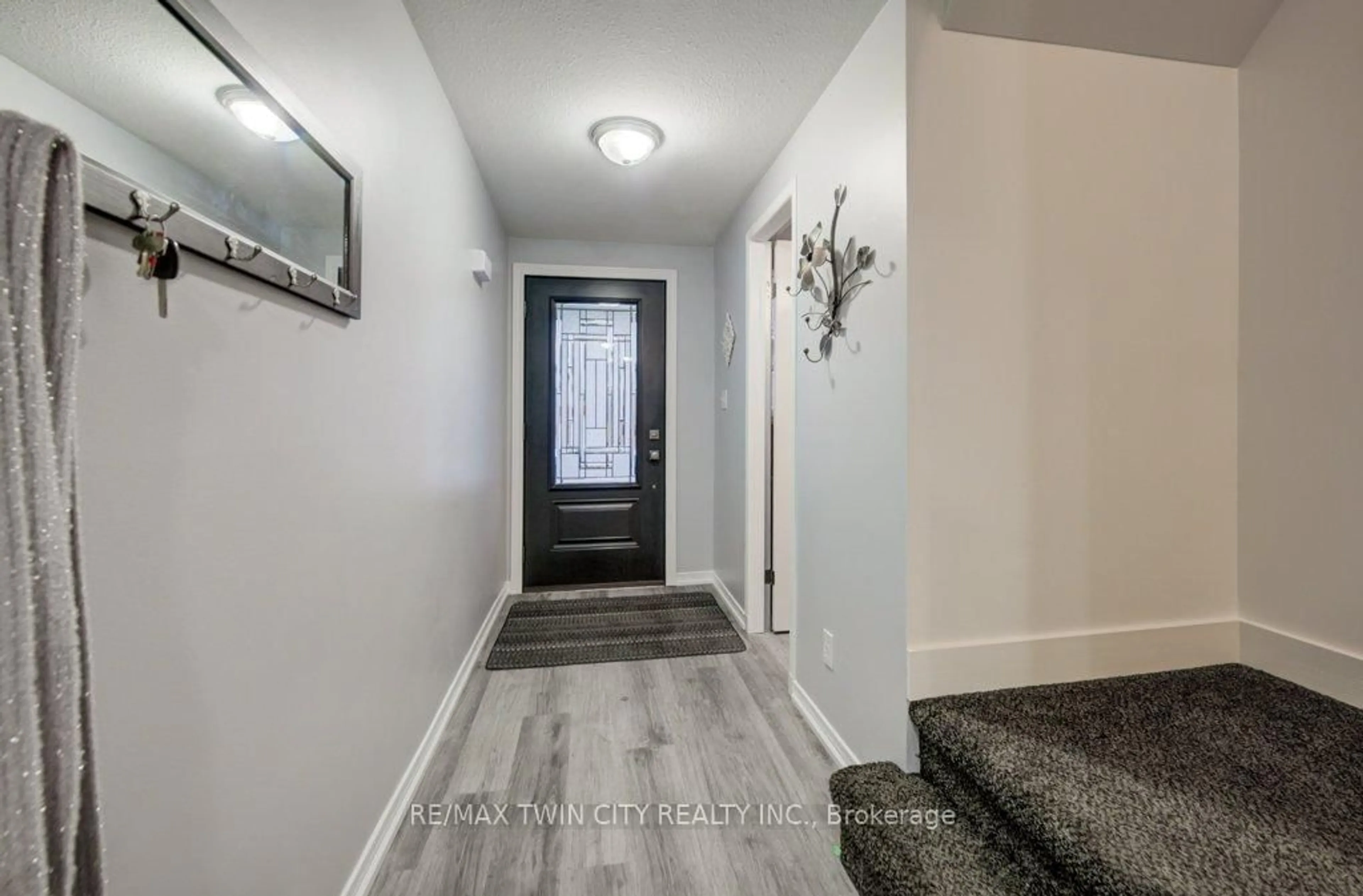 Indoor entryway for 33 Orchid Cres, Waterloo Ontario N2E 3N3