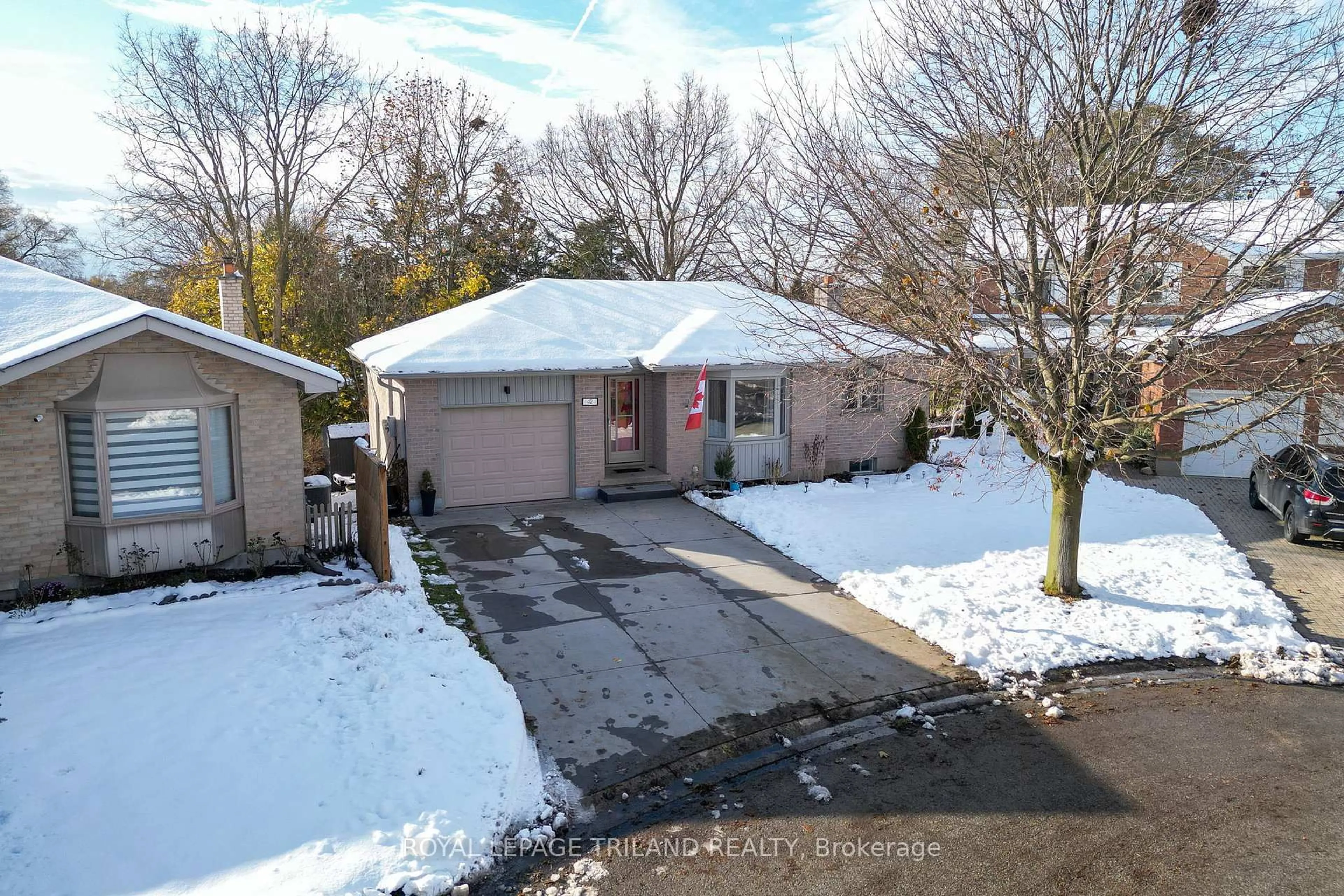 A pic from outside/outdoor area/front of a property/back of a property/a pic from drone, street for 42 BENEDICT Crt, London East Ontario N5Y 5H6