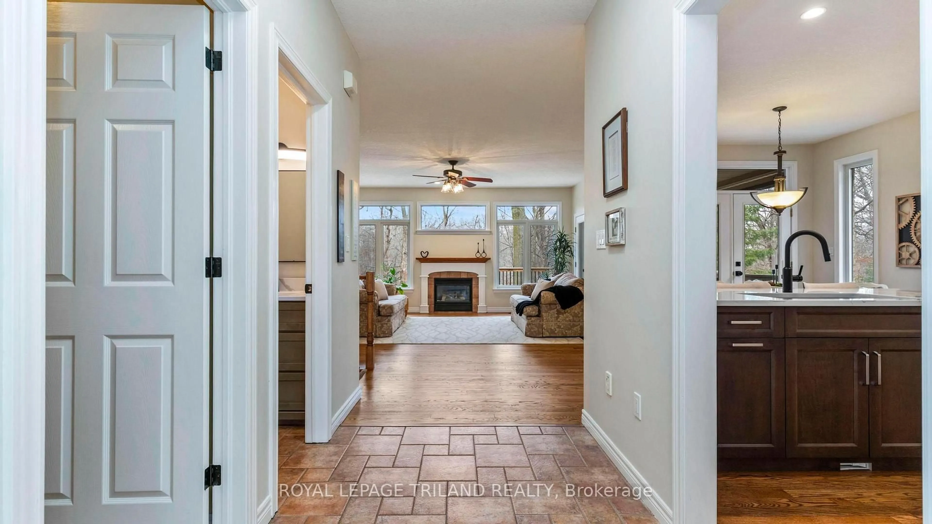 Indoor entryway for 29 WARBLER Hts, St. Thomas Ontario N5R 6J5