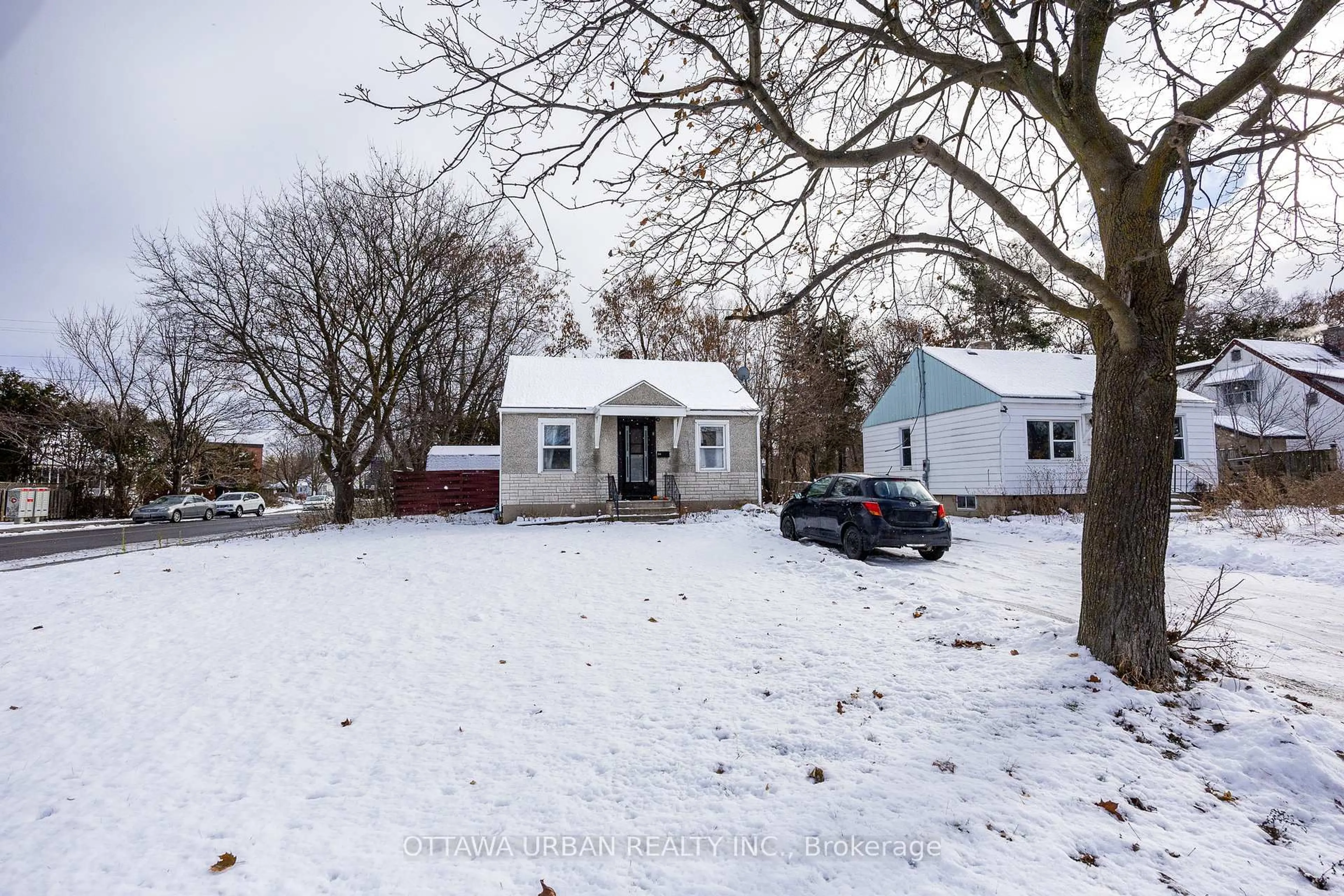 A pic from outside/outdoor area/front of a property/back of a property/a pic from drone, street for 951 Merivale Rd, Ottawa Ontario K1Z 6A3