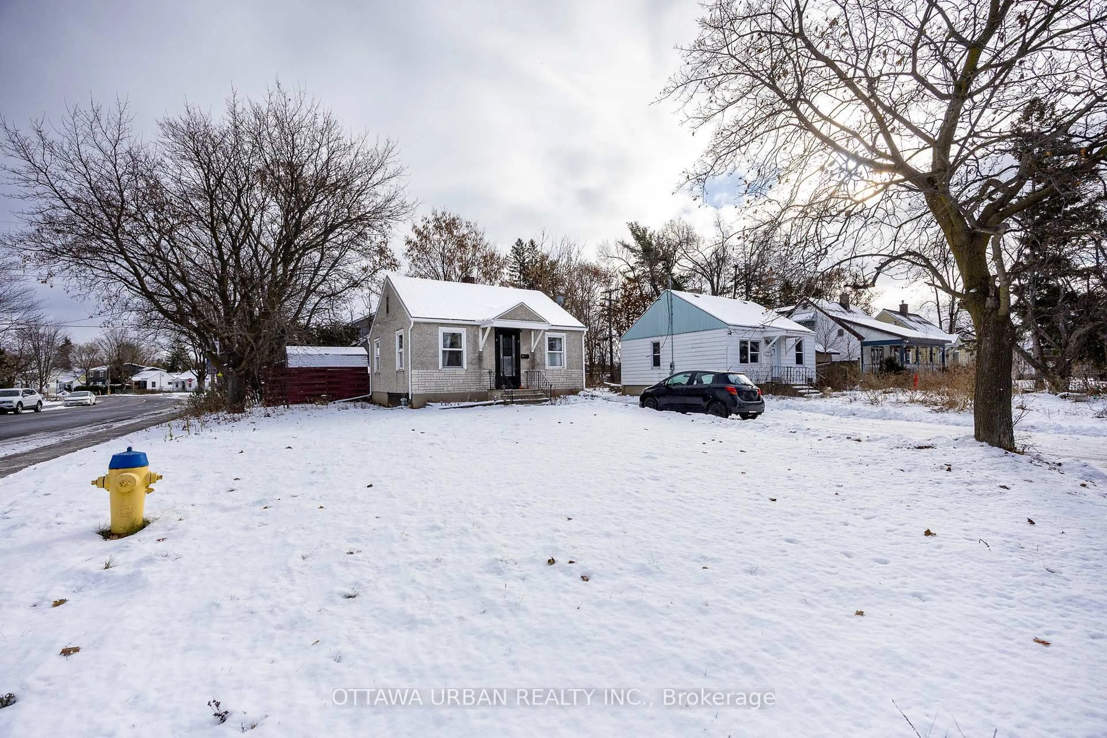 A pic from outside/outdoor area/front of a property/back of a property/a pic from drone, street for 951 Merivale Rd, Ottawa Ontario K1Z 6A3