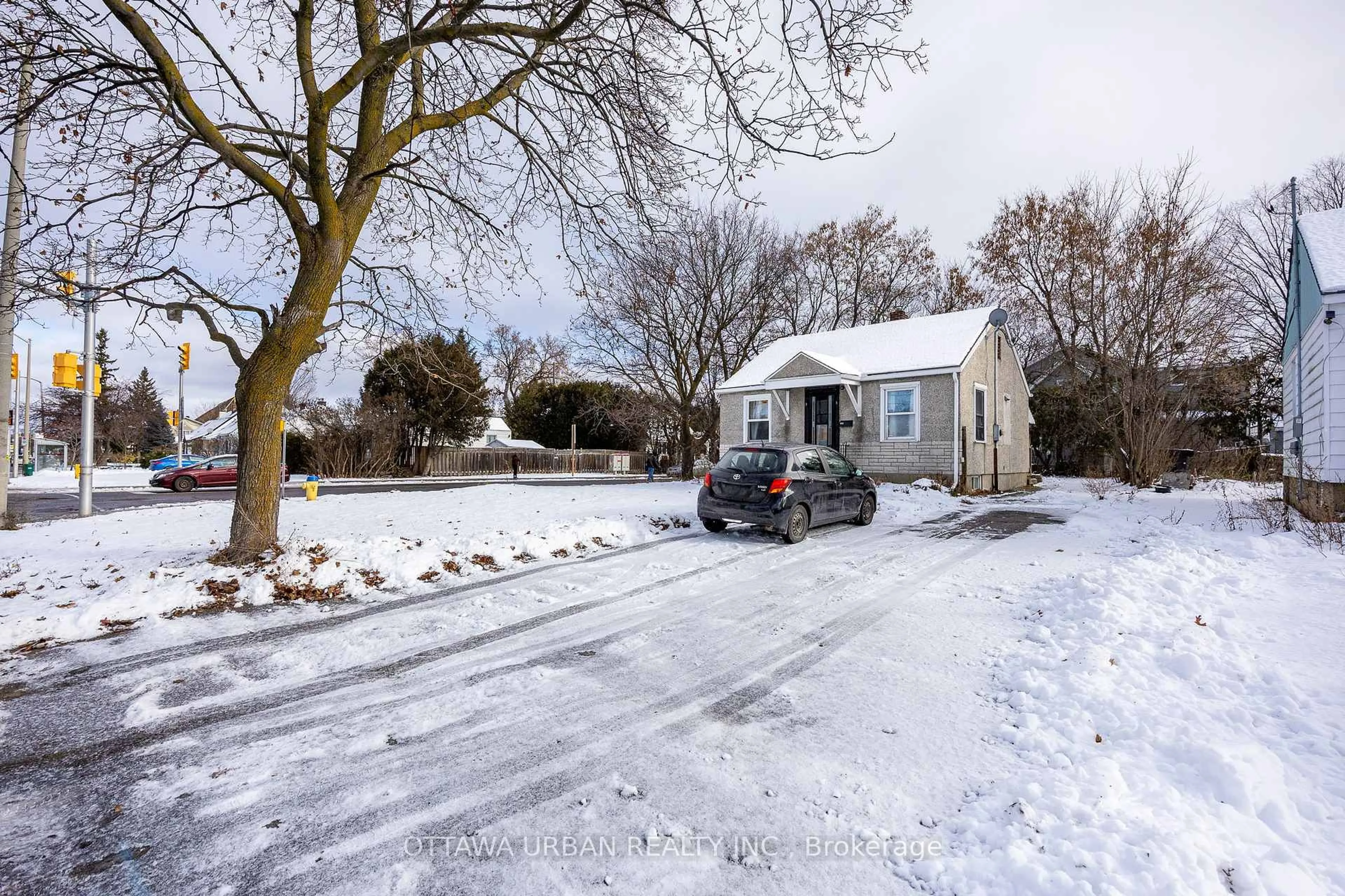 A pic from outside/outdoor area/front of a property/back of a property/a pic from drone, street for 951 Merivale Rd, Ottawa Ontario K1Z 6A3