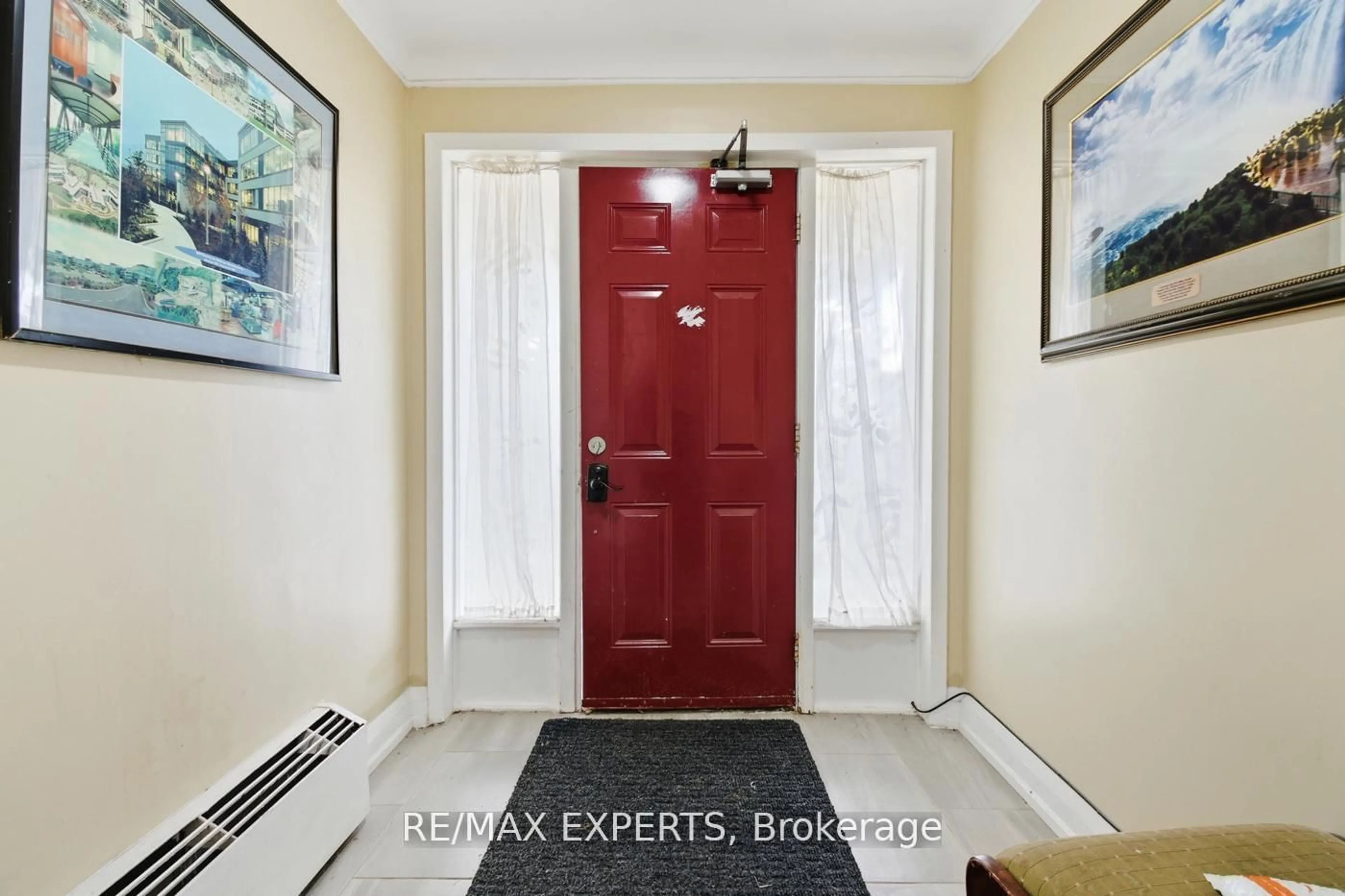Indoor entryway for 5459 Ontario Ave, Niagara Falls Ontario L2E 3S4