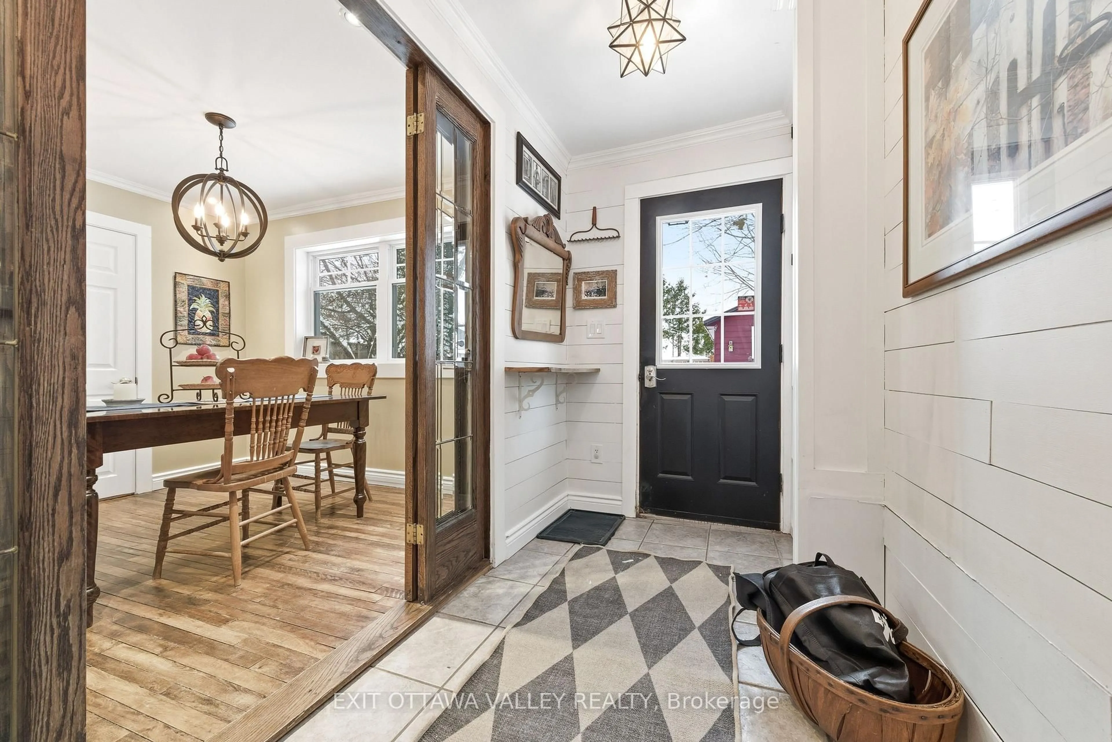 Indoor entryway for 15 Spruce Cres, Deep River Ontario K0J 1P0