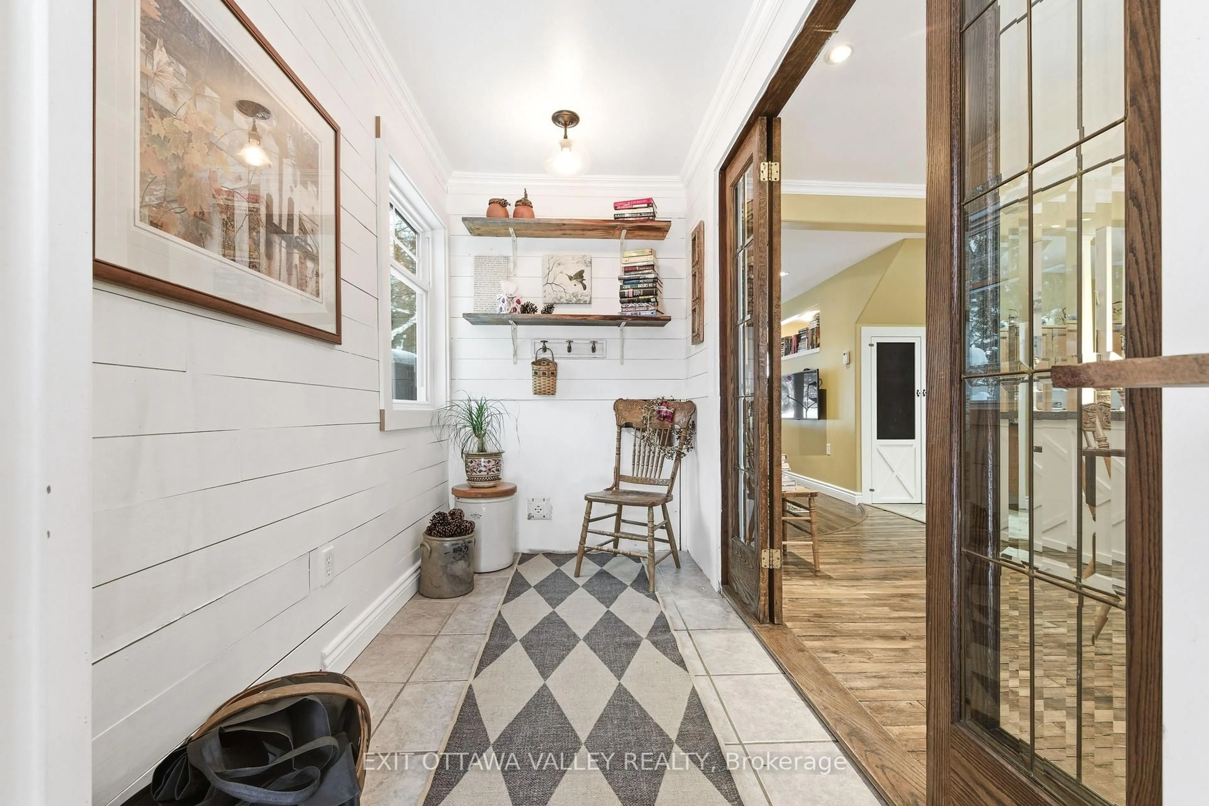 Indoor entryway for 15 Spruce Cres, Deep River Ontario K0J 1P0