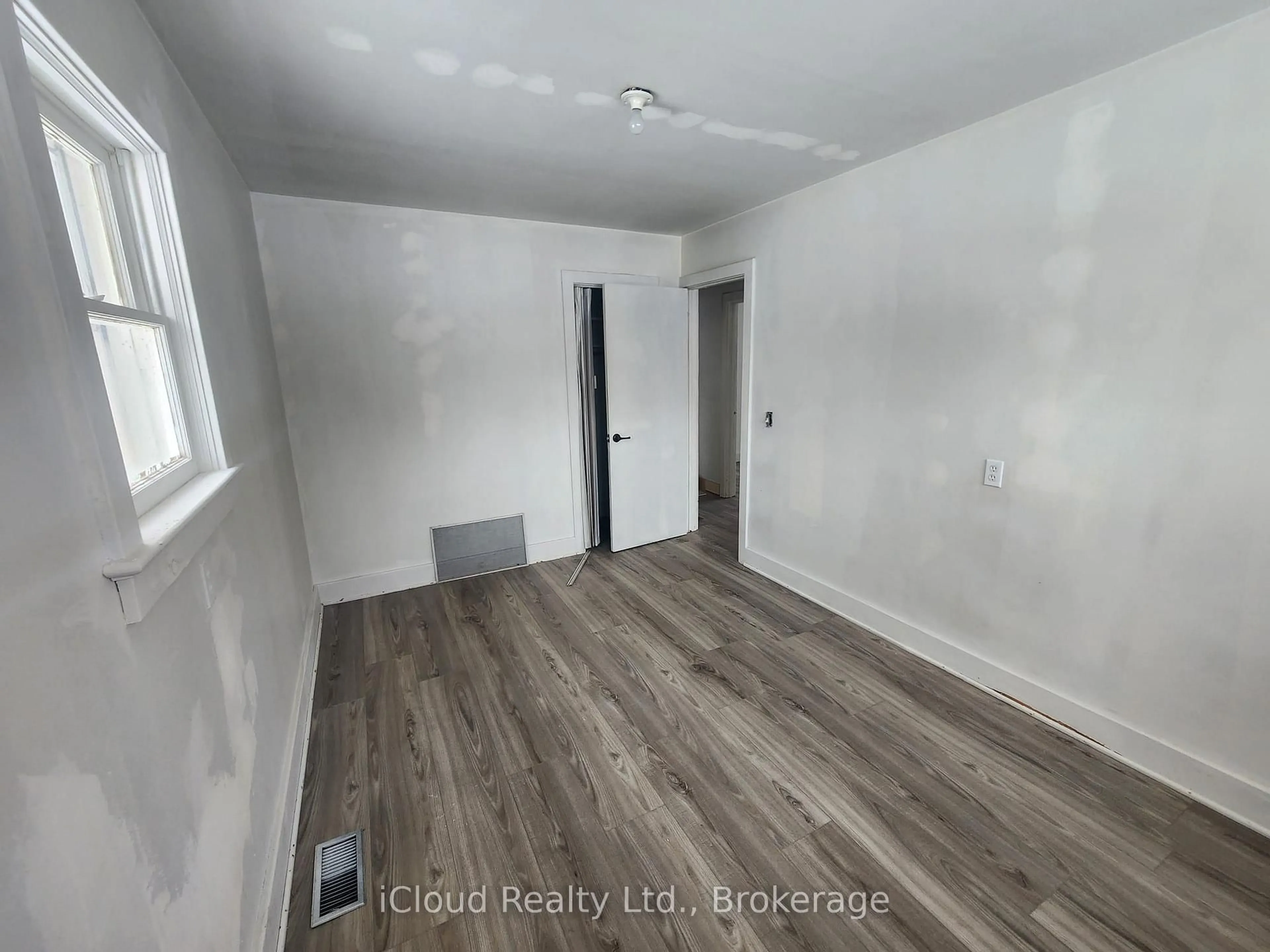 A pic of a room for 17 Goderich St, Fort Erie Ontario L2A 3M3