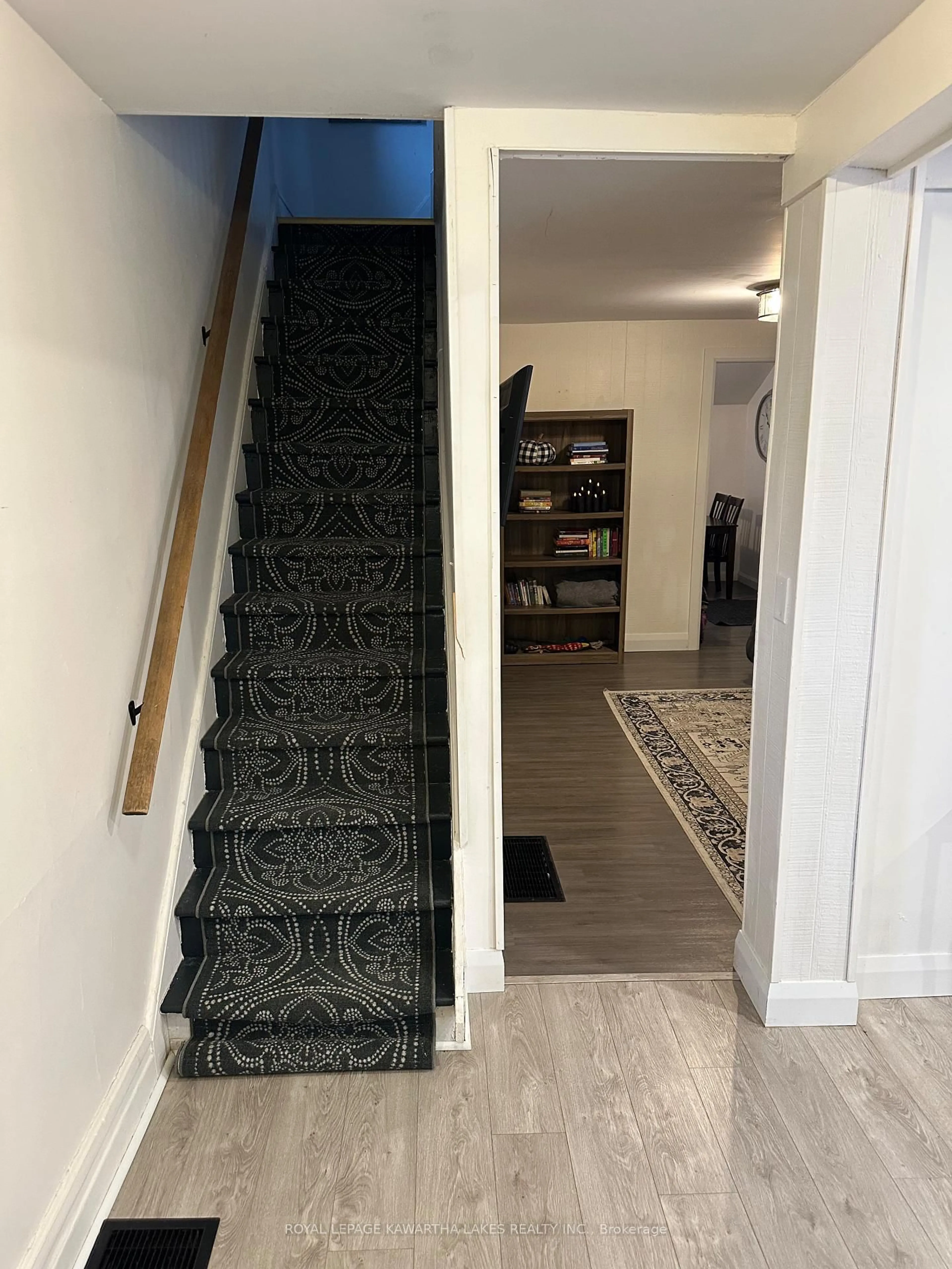 Indoor entryway for 514 PARK St, Peterborough Ontario K9H 4R4