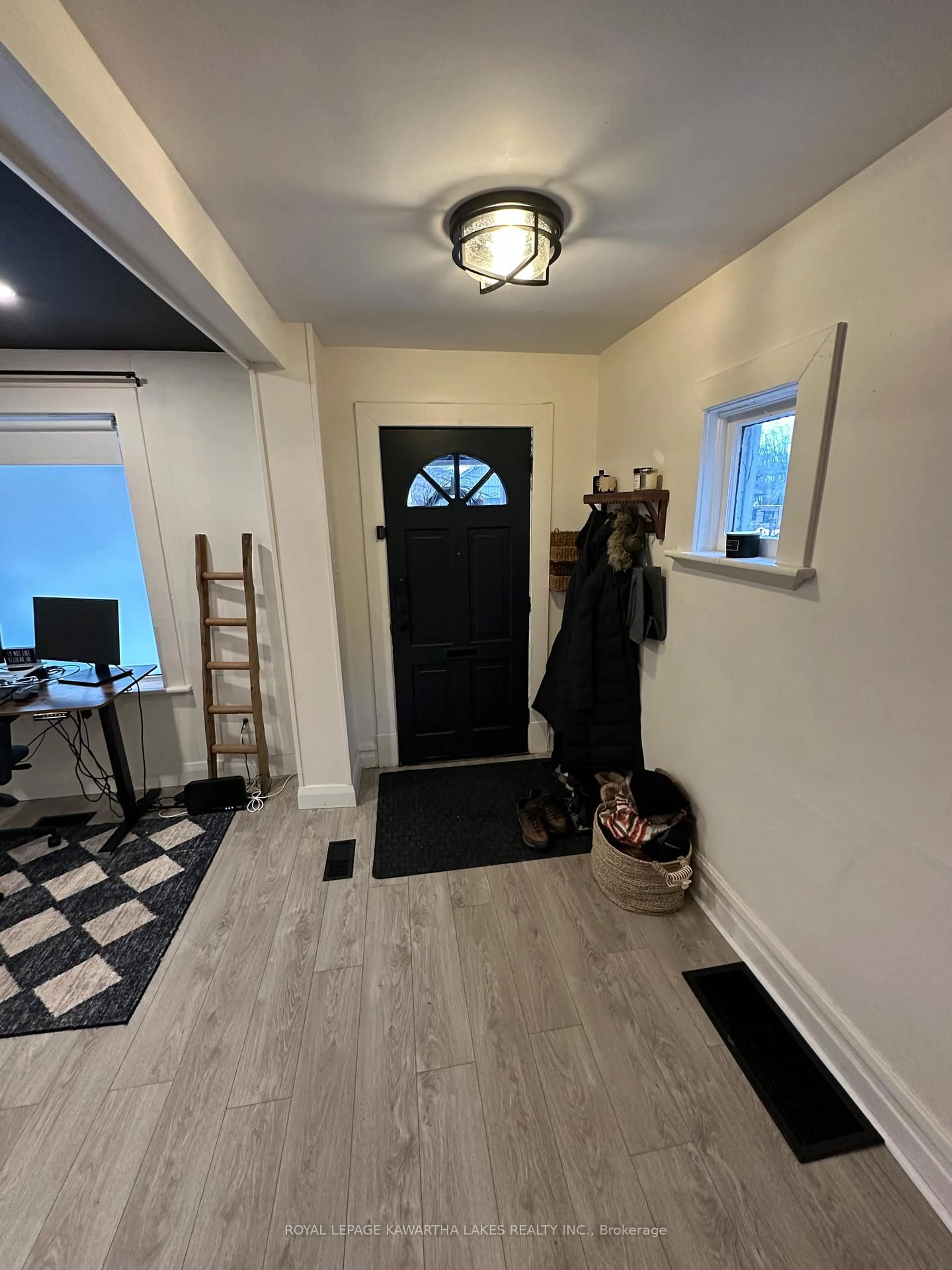 Indoor entryway for 514 PARK St, Peterborough Ontario K9H 4R4