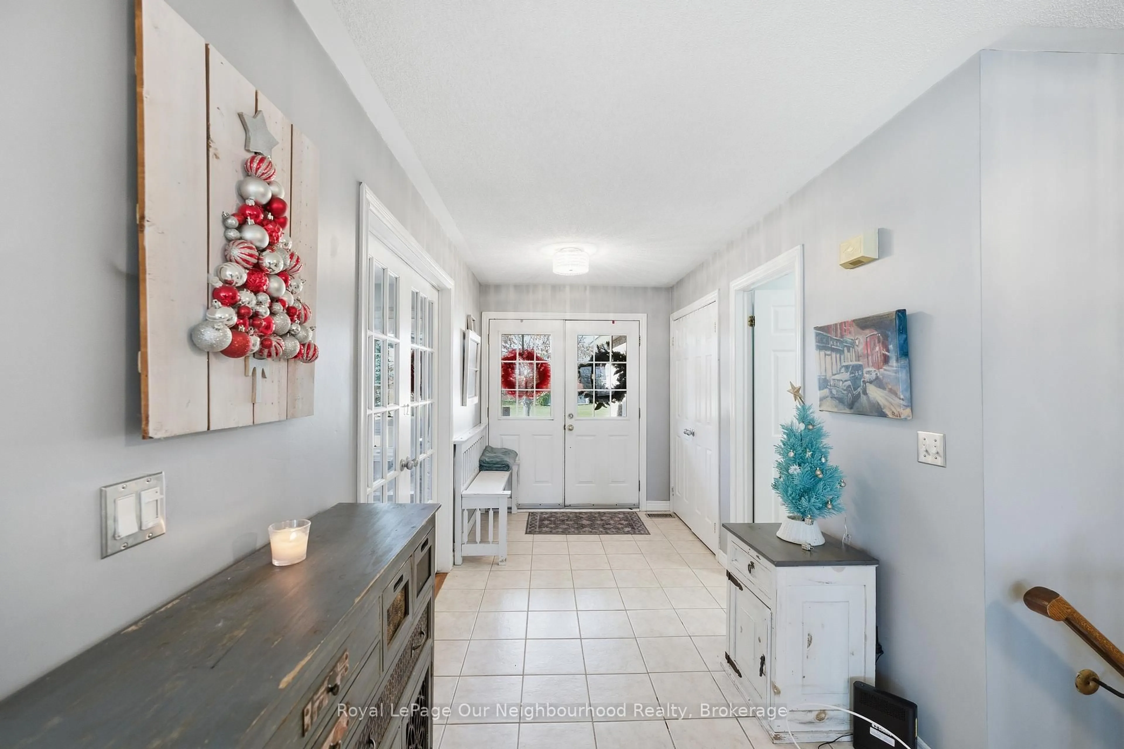 Indoor entryway for 25 Klein St, Port Hope Ontario L1A 4J4