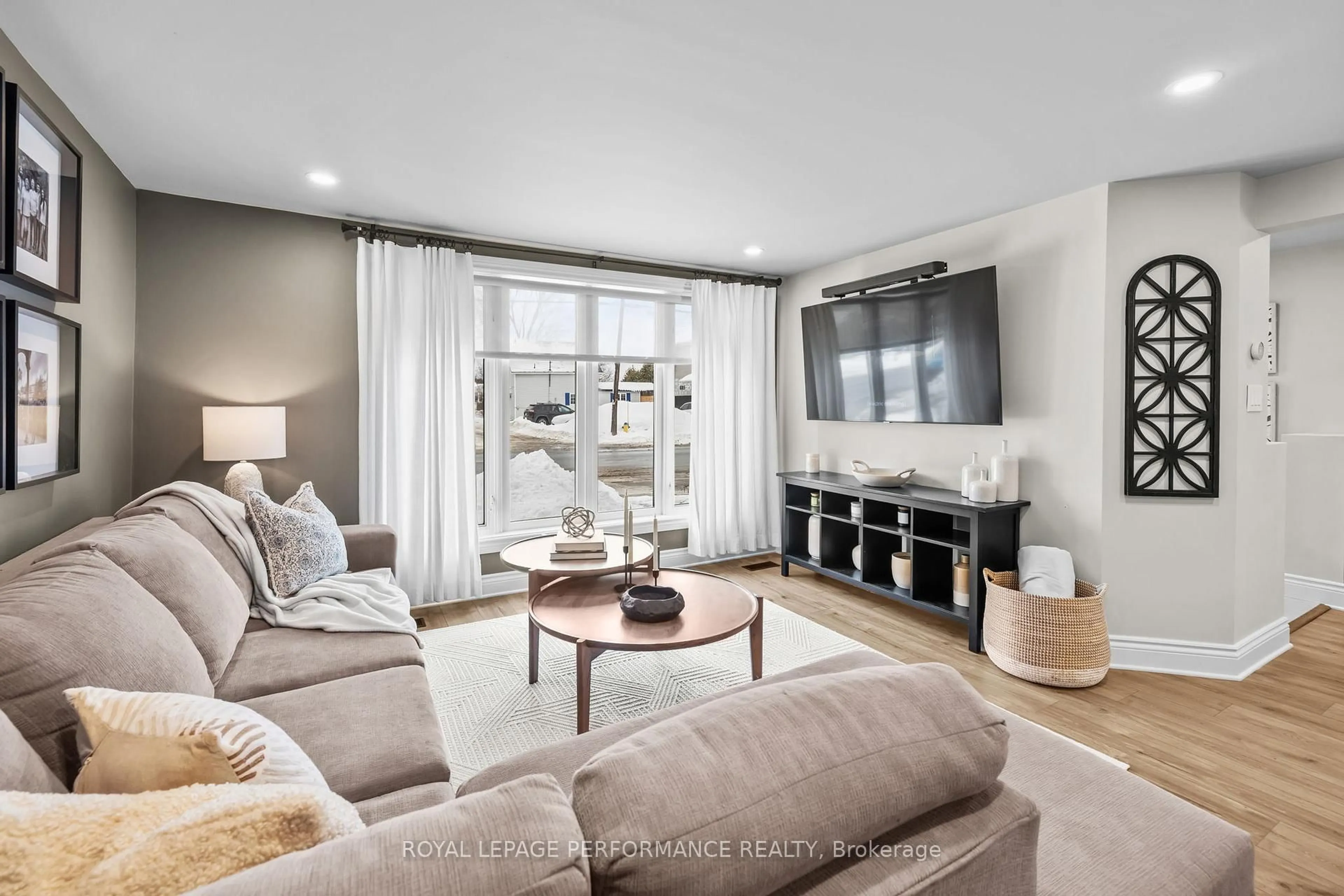 Living room with furniture, unknown for 1133 Laurier St, Clarence-Rockland Ontario K4K 1E3