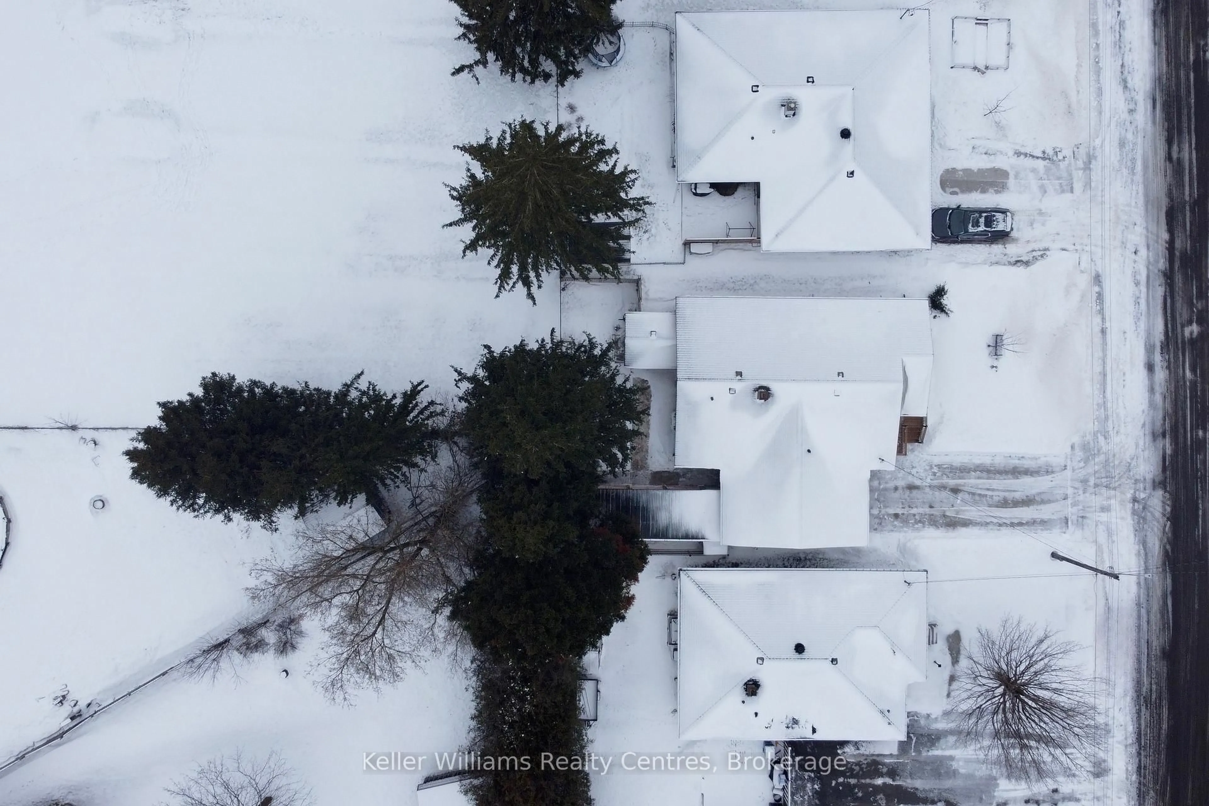 A pic from outside/outdoor area/front of a property/back of a property/a pic from drone, street for 471 4th St, Hanover Ontario N4N 3E8